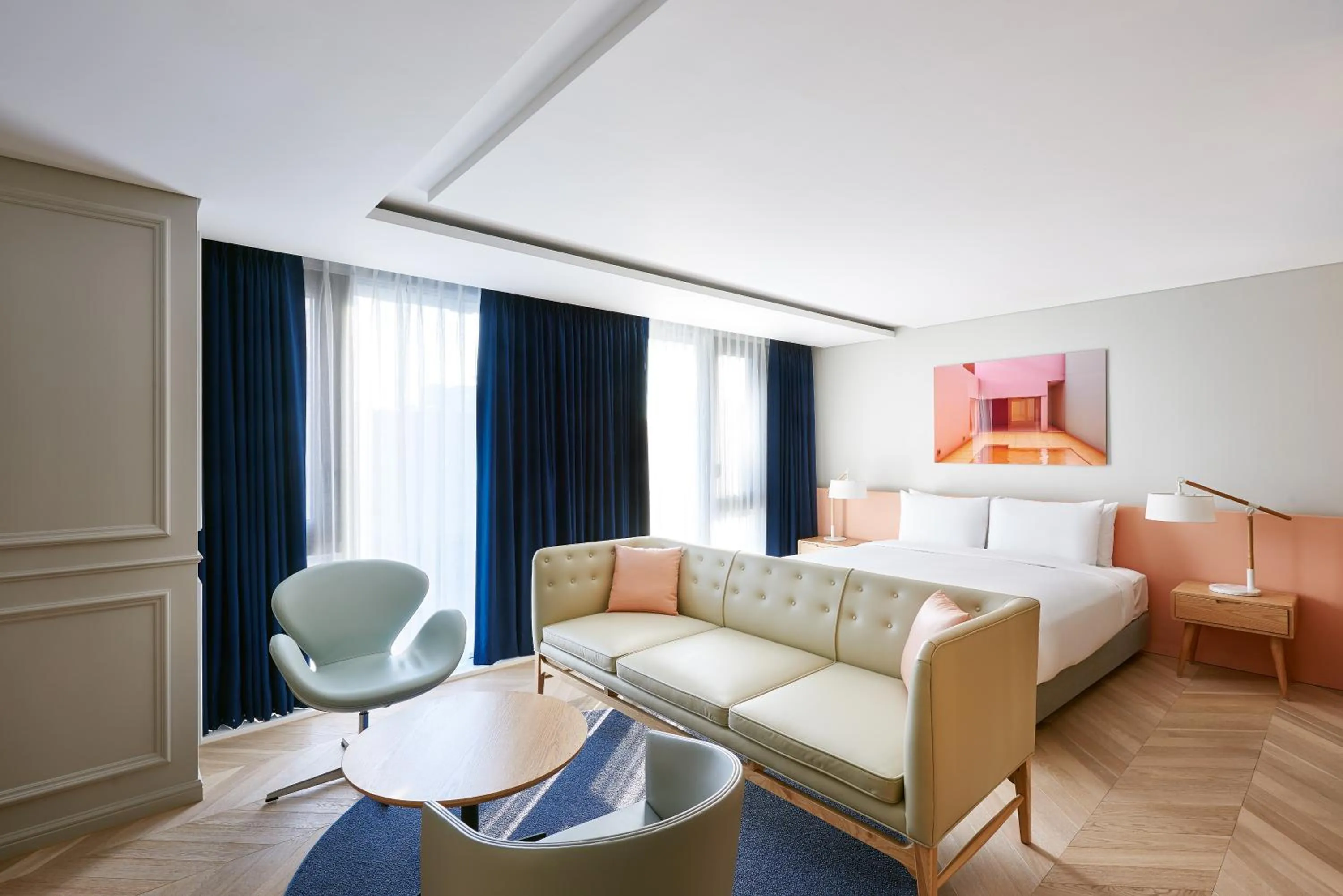 Seating area, Bed in Hotel Peyto Samseong