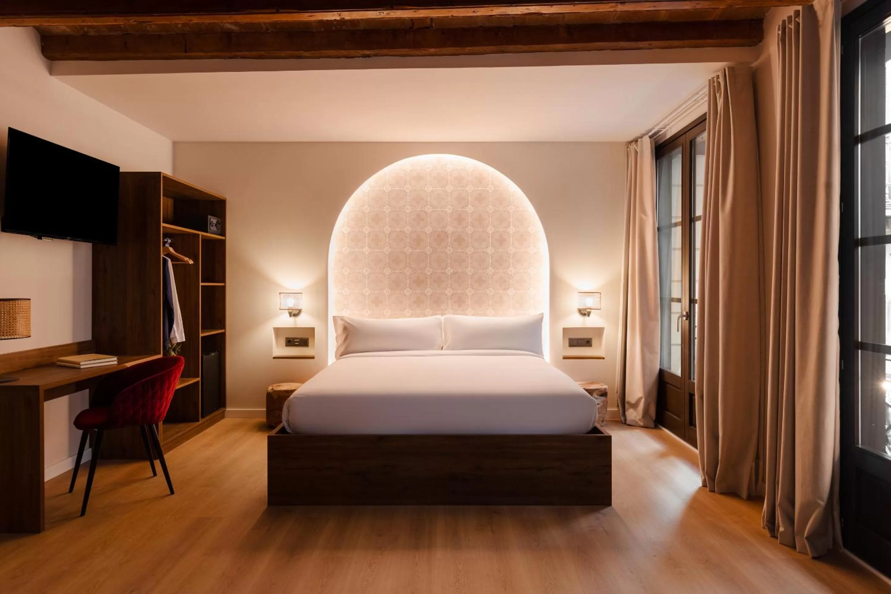 Superior King Room in Los Arcos Hotel Gothic Quarter, Sonder by Marriott Bonvoy