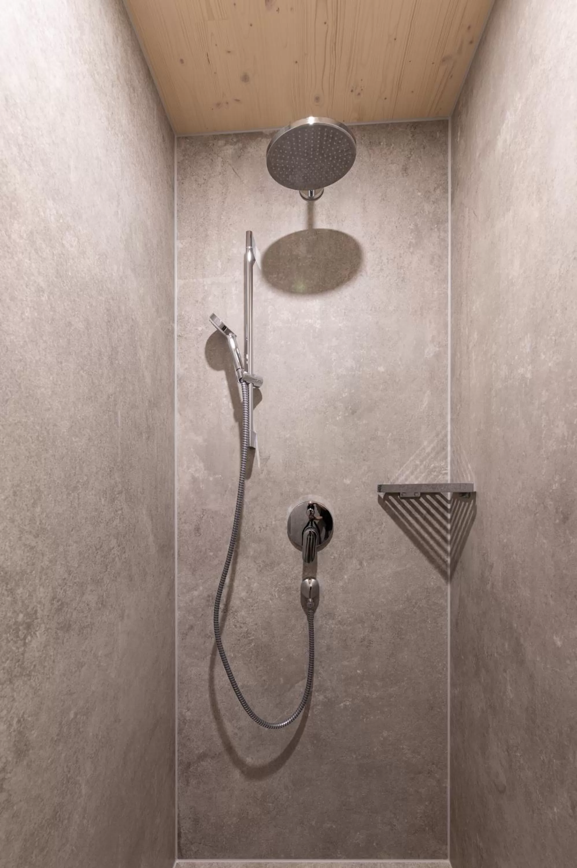 Shower in LANDHOTEL ALTE ZOLLSTATION- Historical Building