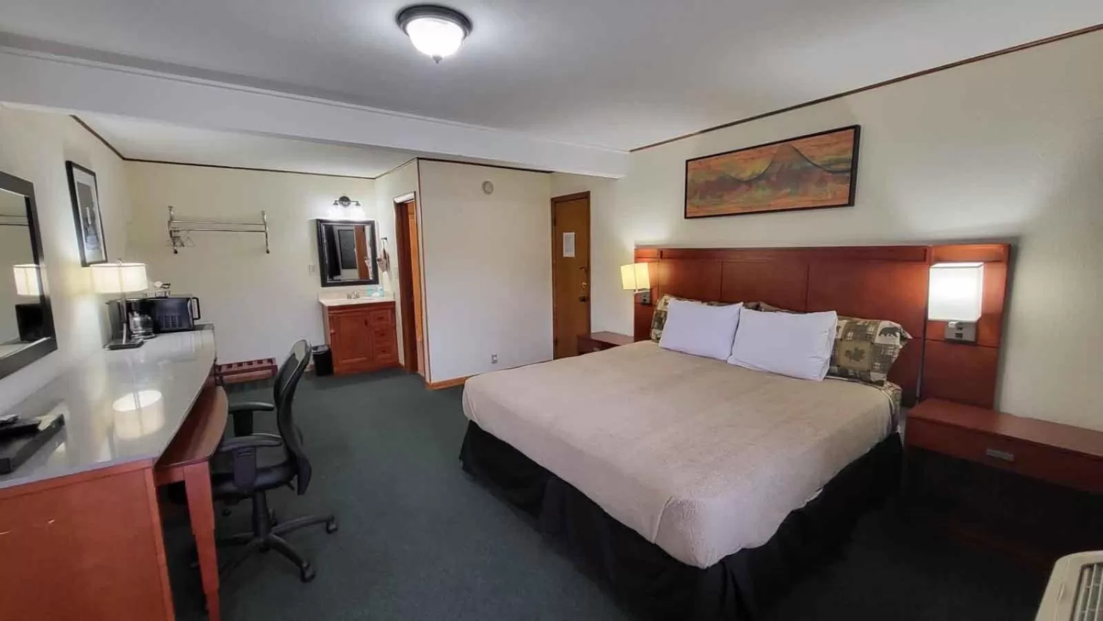 Bed in Hunter's Friend Resort near Table Rock Lake