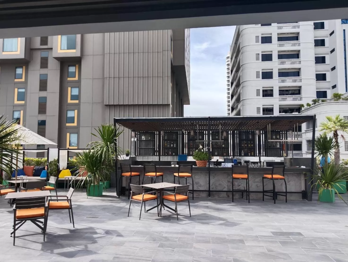 Restaurant/places to eat in Citrus Suites Sukhumvit 6 by Compass Hospitality