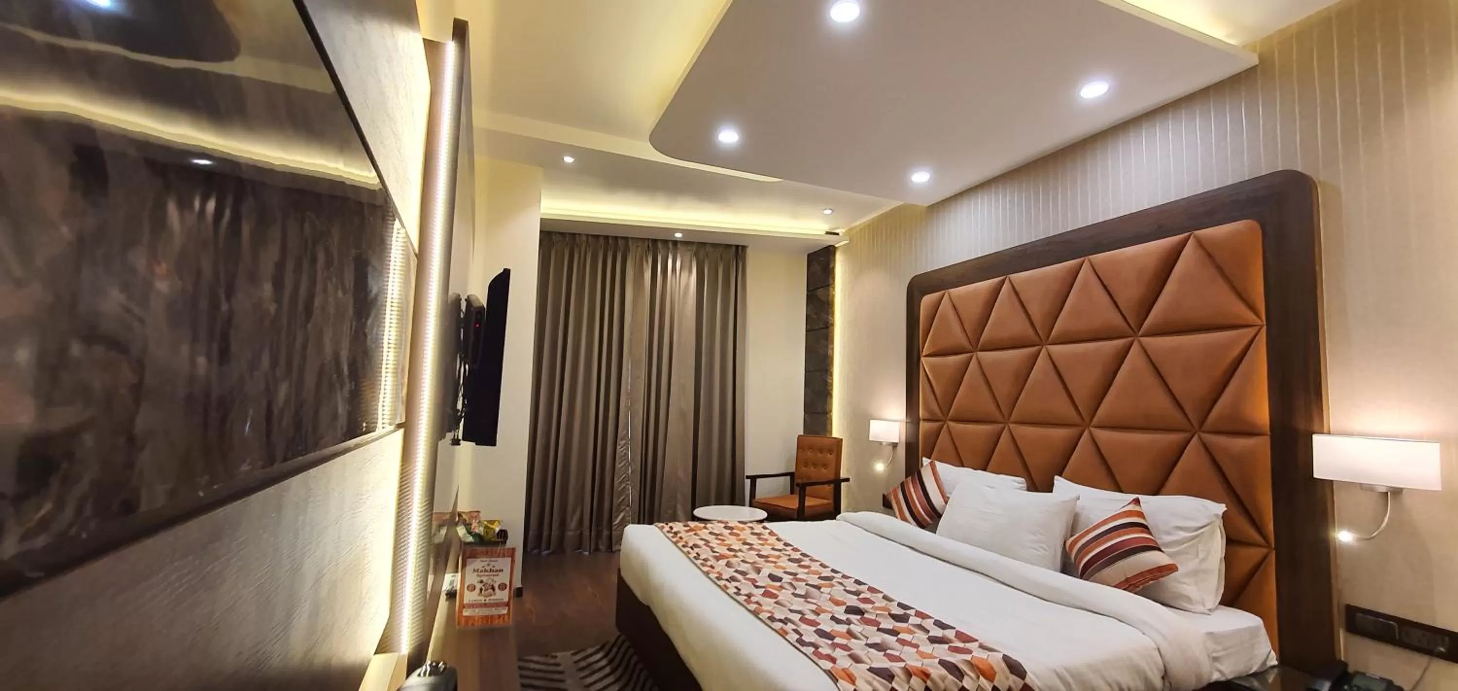 Bed in Hotel Makhan Residency