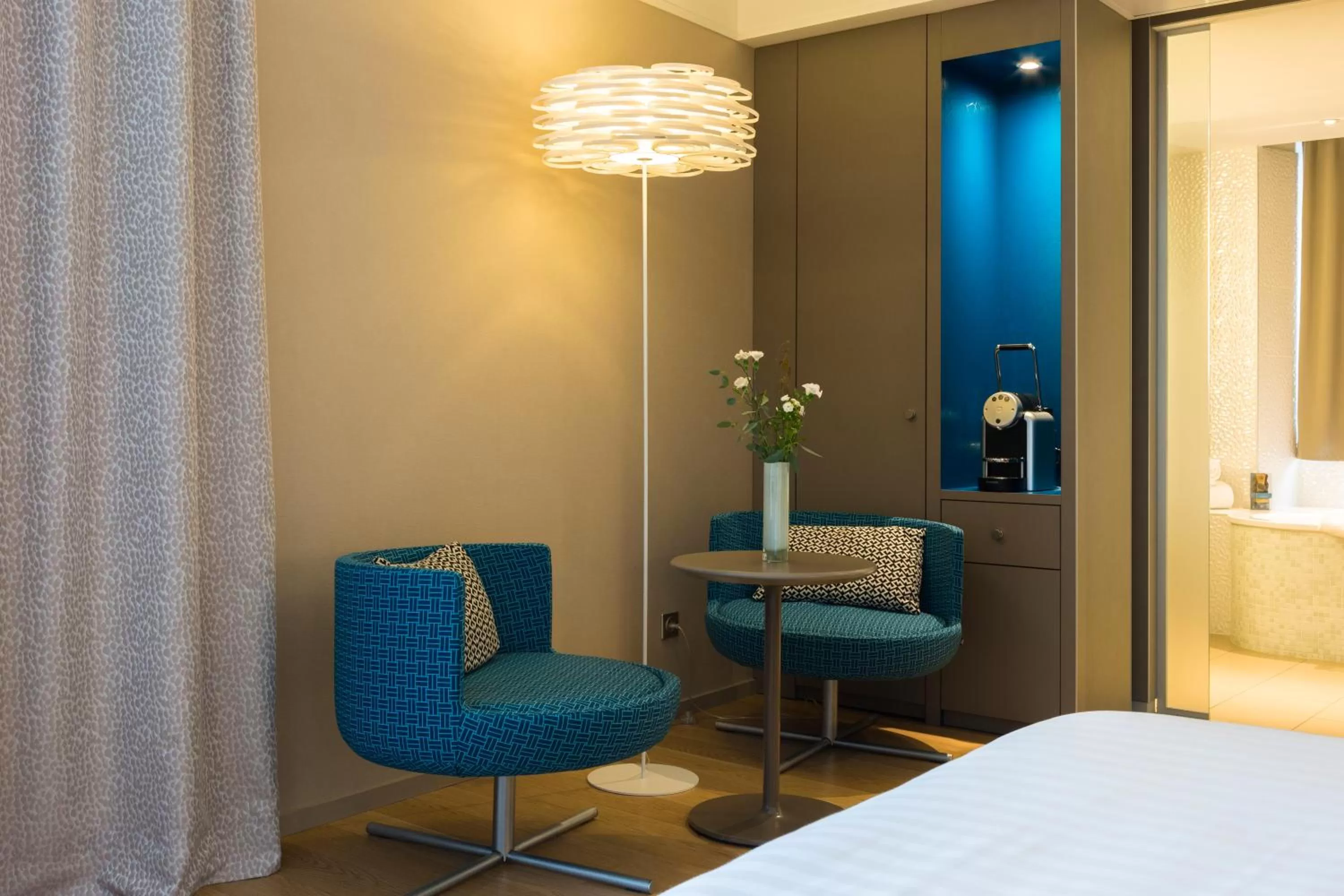 Living room, Bed in Oceania l'Hôtel de France Nantes