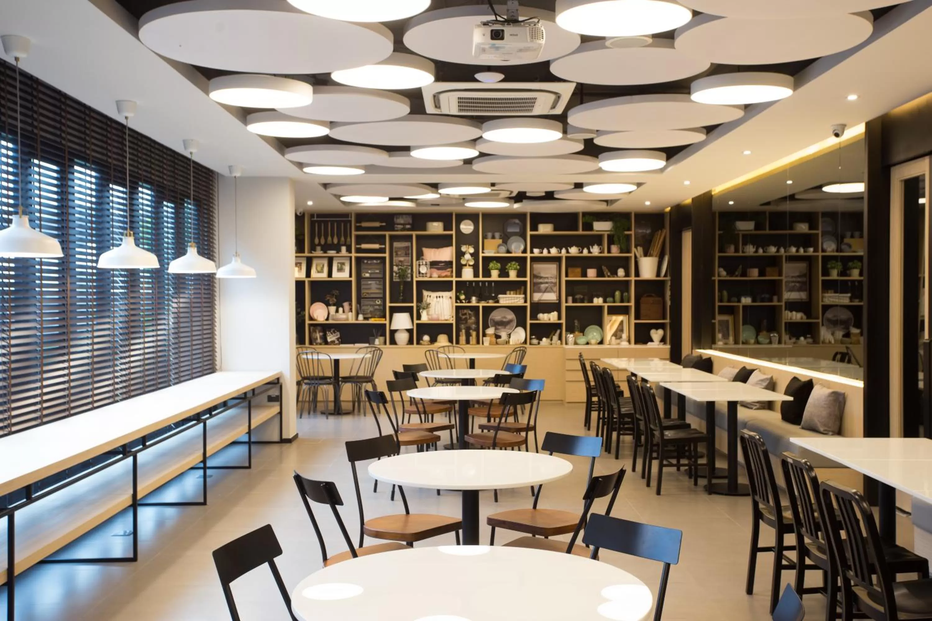 Restaurant/places to eat in The Journey Hotel Bangna