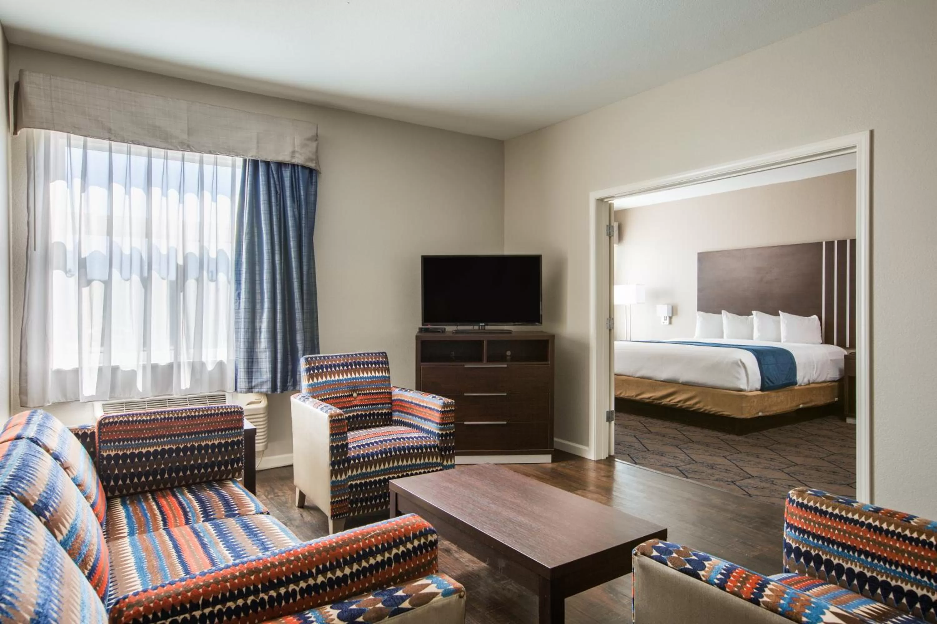 Living room, Bed in Baymont by Wyndham Albuquerque Airport