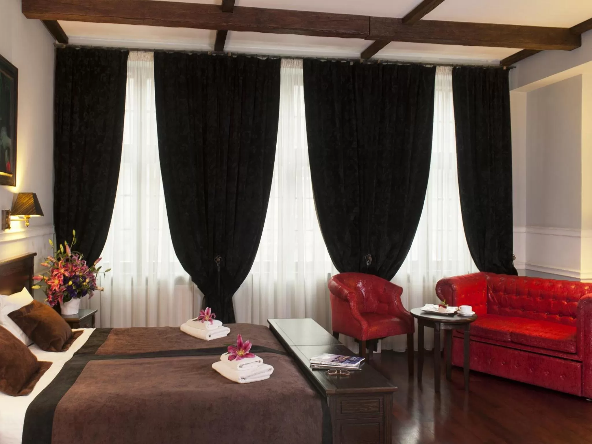 View (from property/room), Bed in Hotel Holland House Old Town