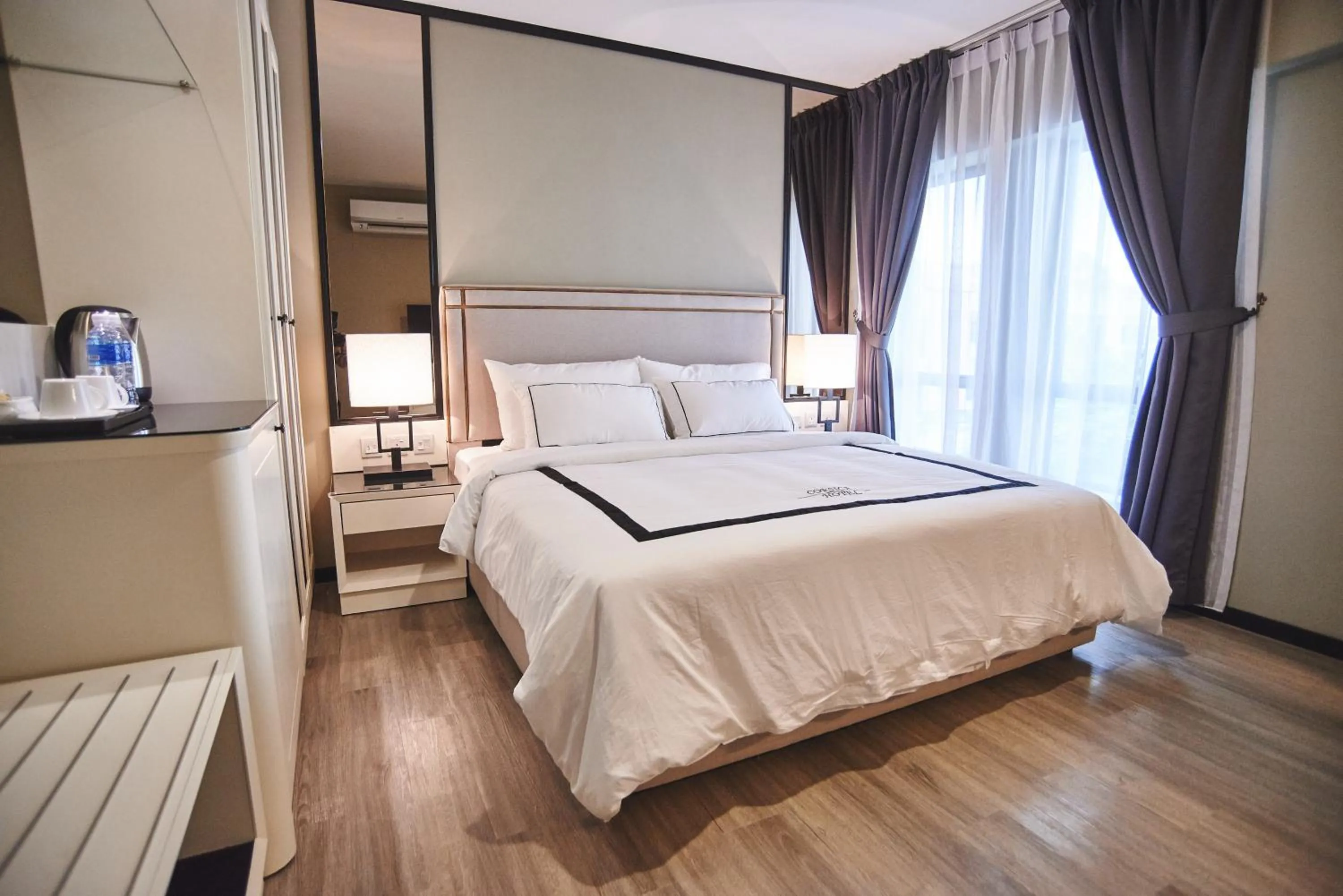 Bedroom, Bed in Corsica Hotel