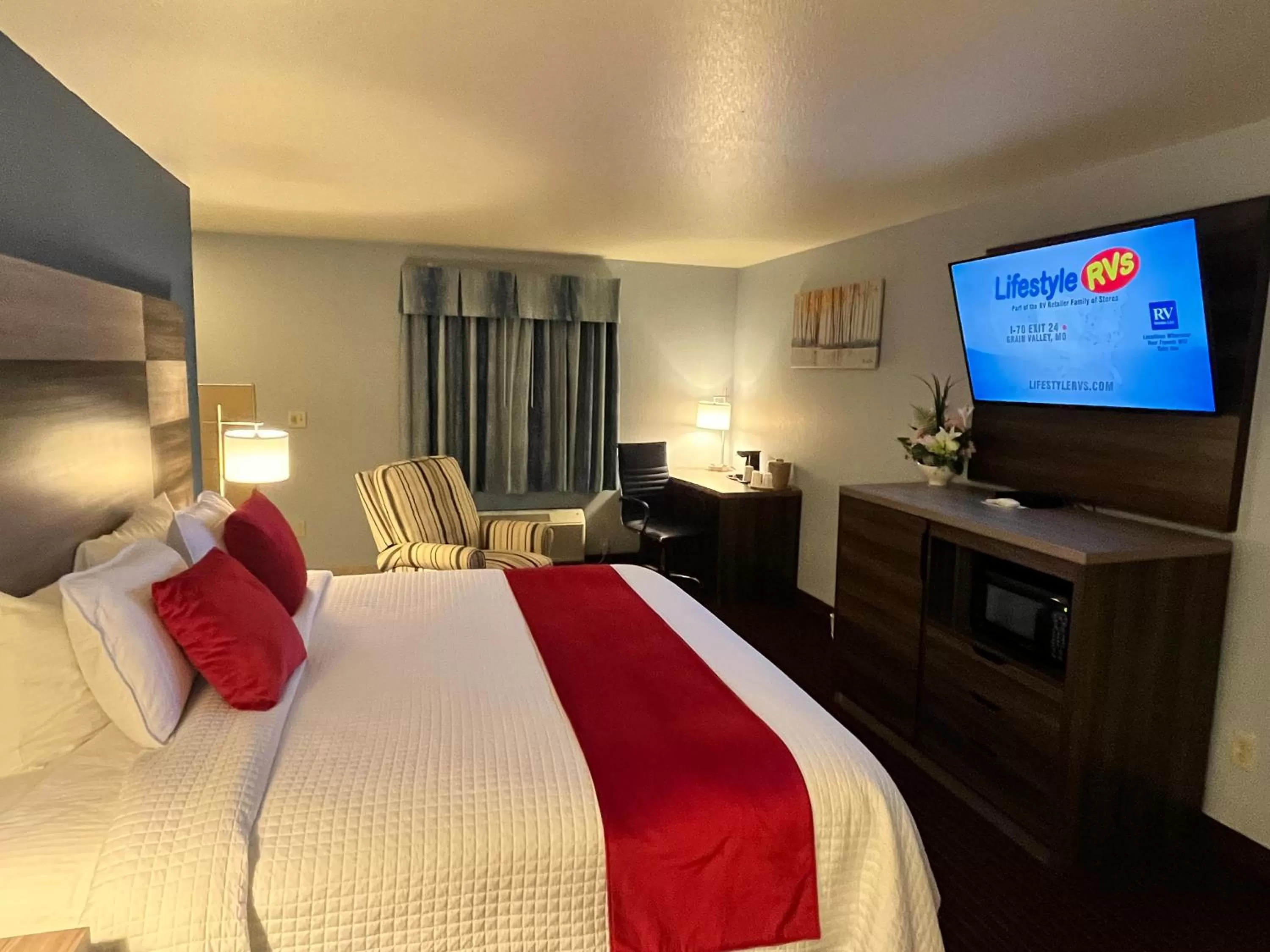TV and multimedia, Bed in Garnett Hotel & RV Park