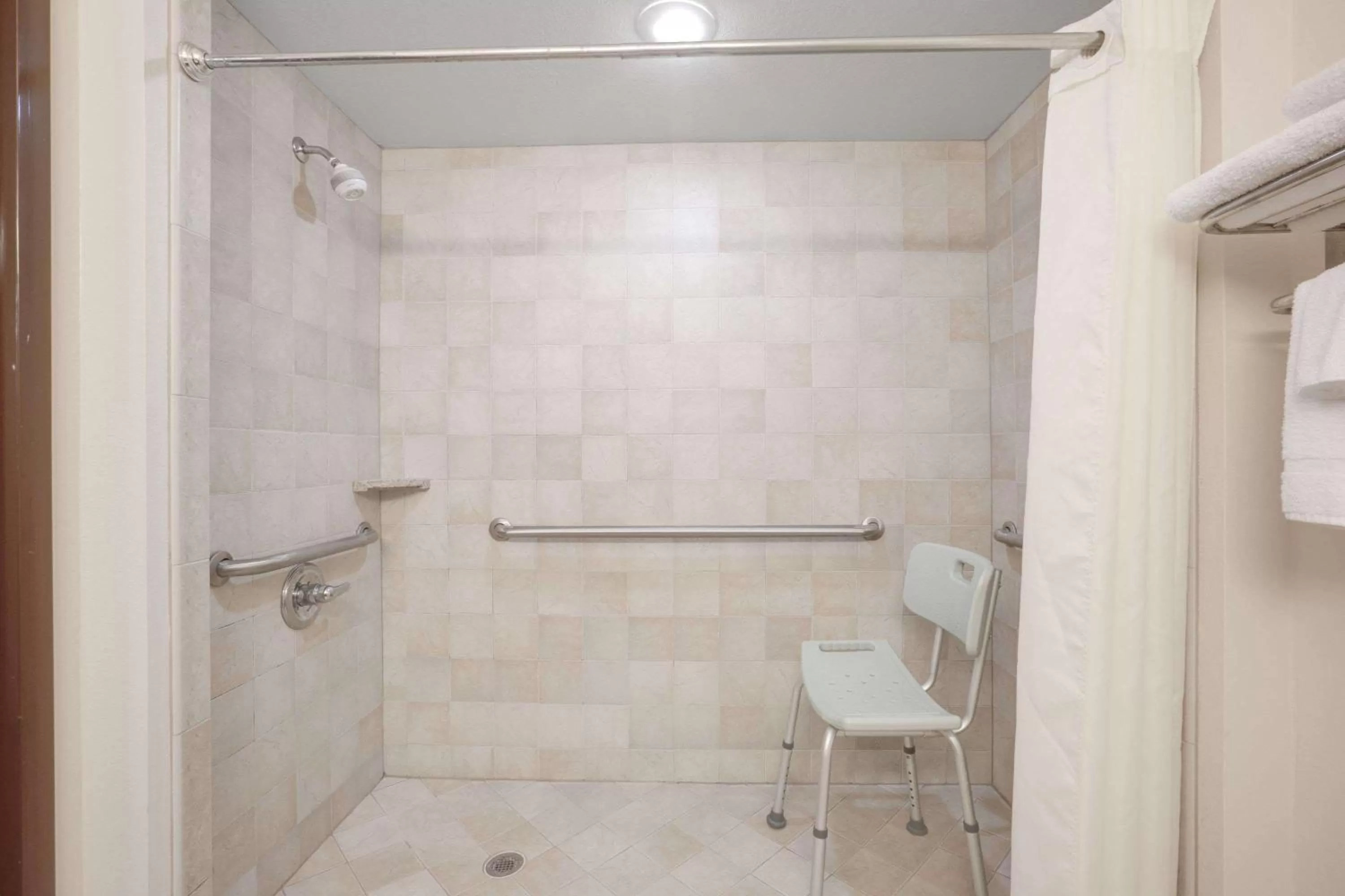 Queen Room Disability Access, Non-Smoking in Econo Lodge Mt Hope - Beckley