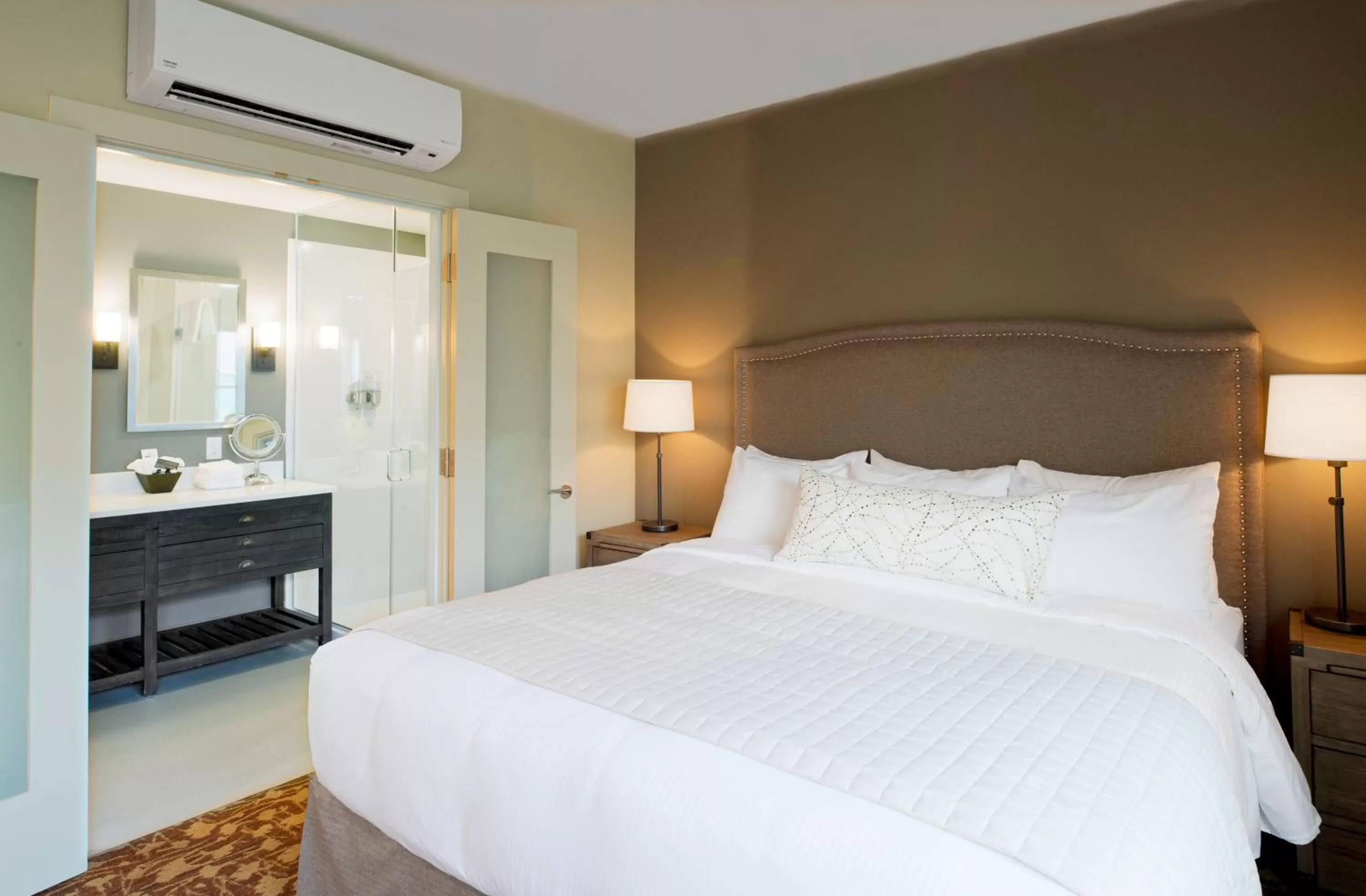 Shower, Bed in Inn at Lynden