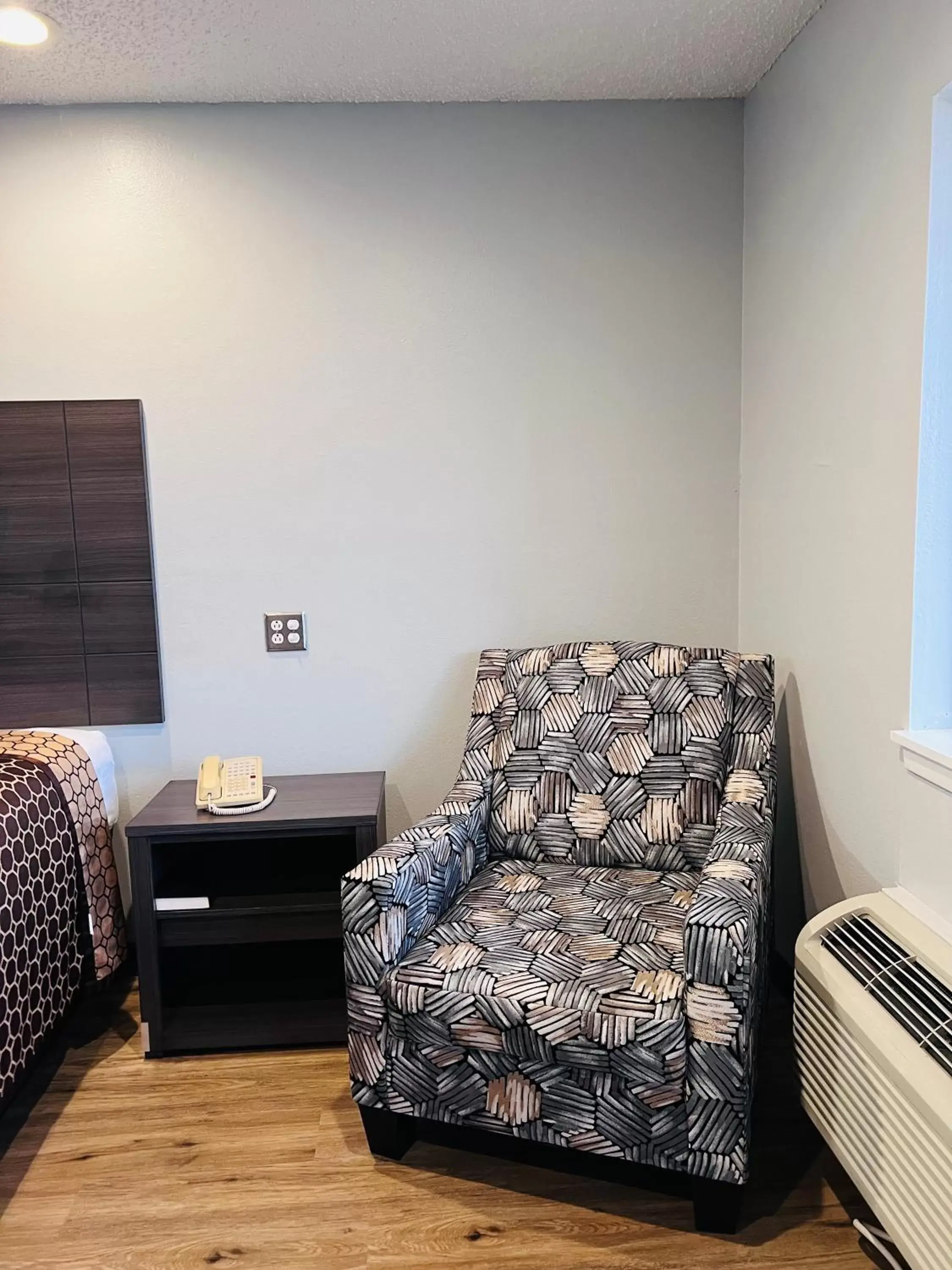 King Room in Coachway Inn King Room in Coachway Inn