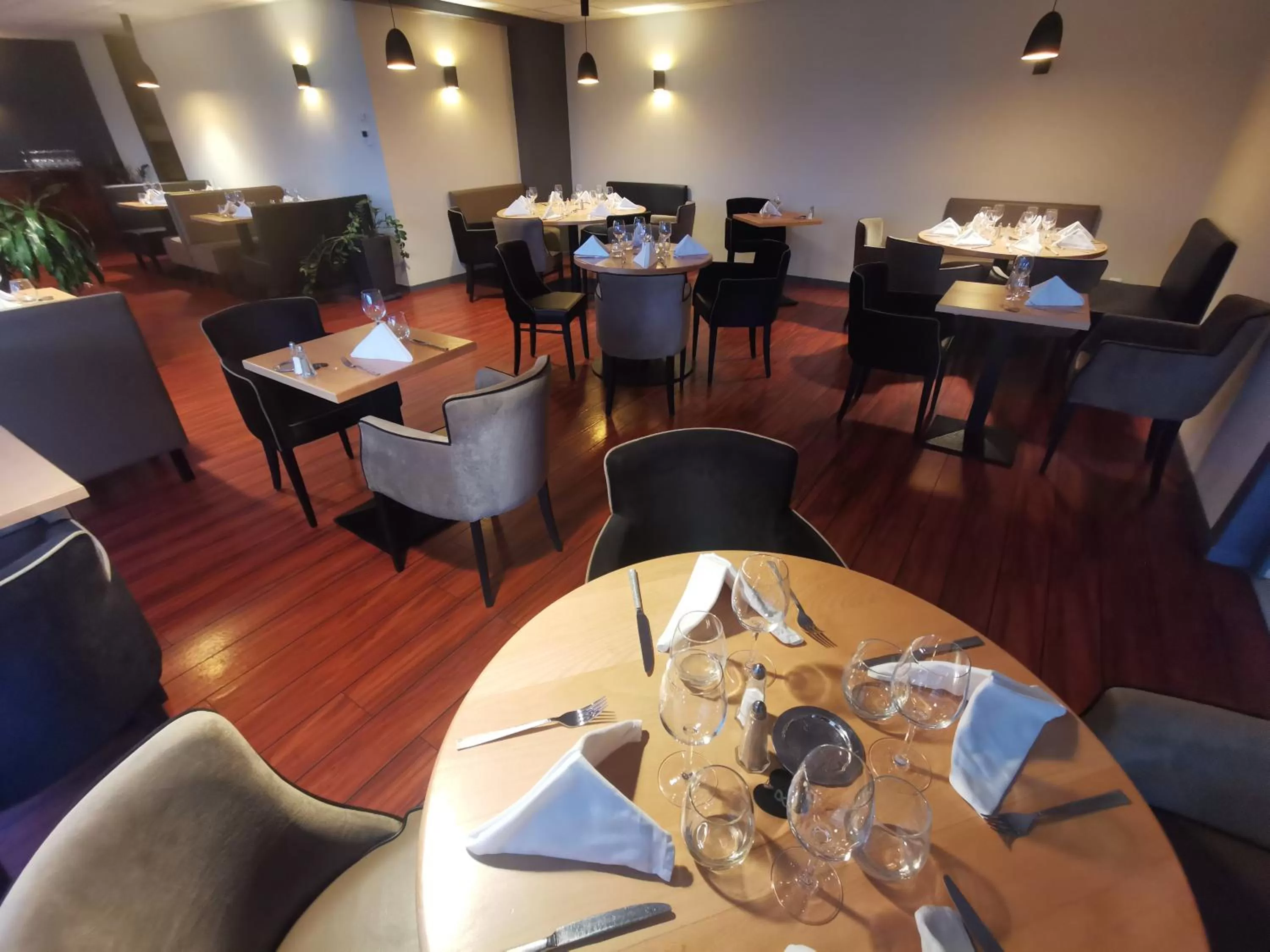 Restaurant/places to eat in Hotel Ambotel