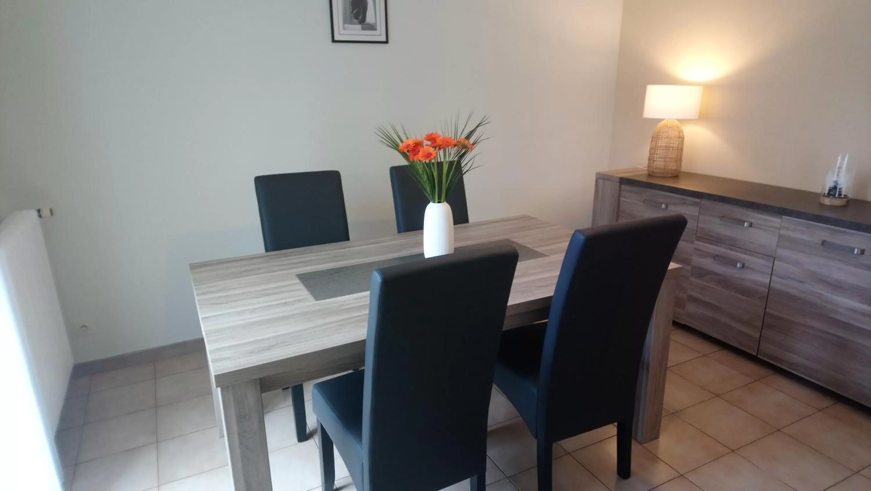 Dining area in Fleurs de Cosmos