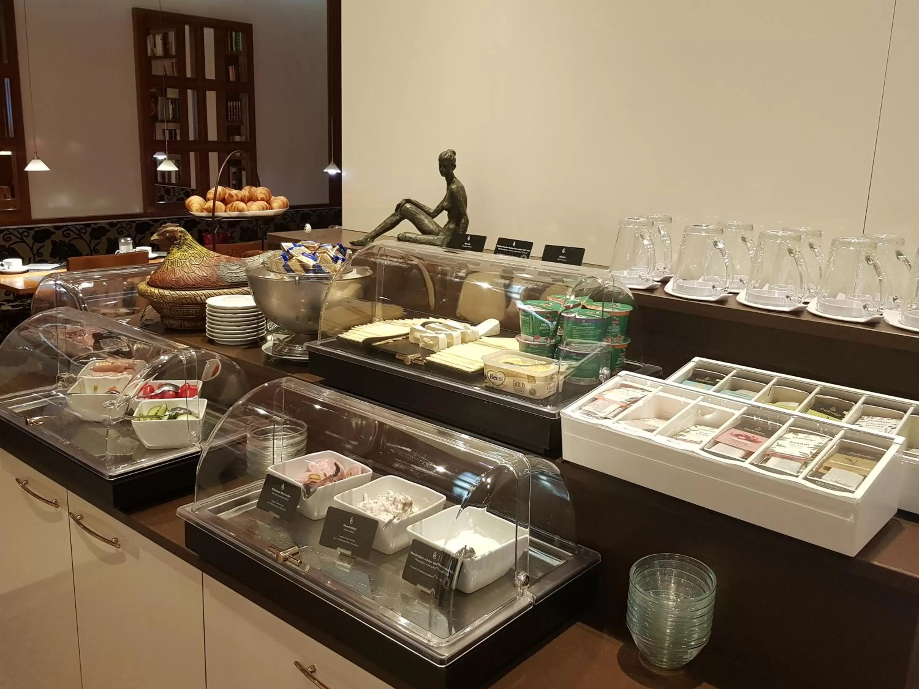 Breakfast in Hotel Altmünchen by Blattl