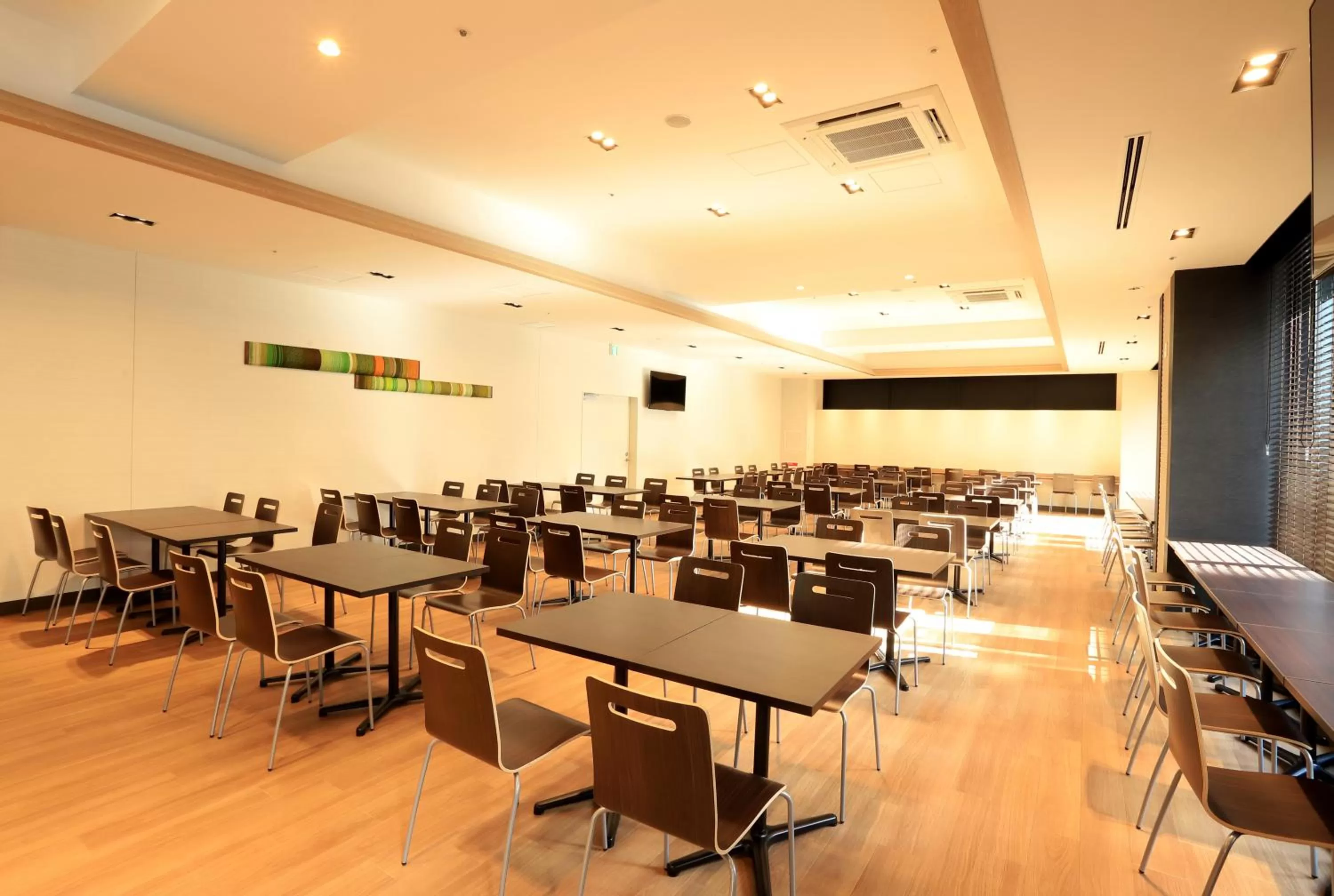 Restaurant/places to eat in Smile Hotel Premium Osaka Hommachi