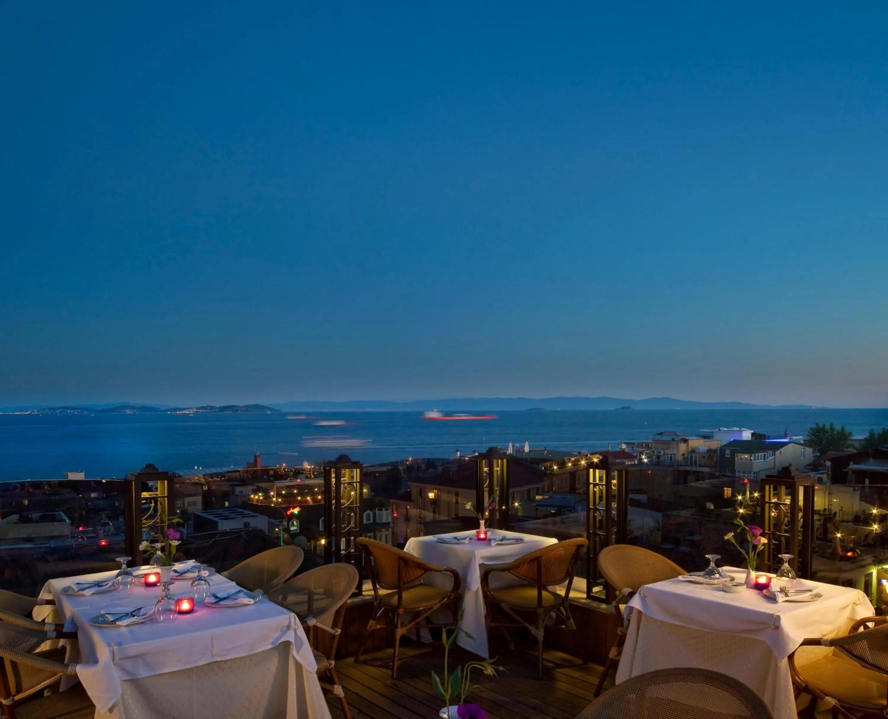 Restaurant/places to eat in GLK PREMIER Regency Suites & Spa