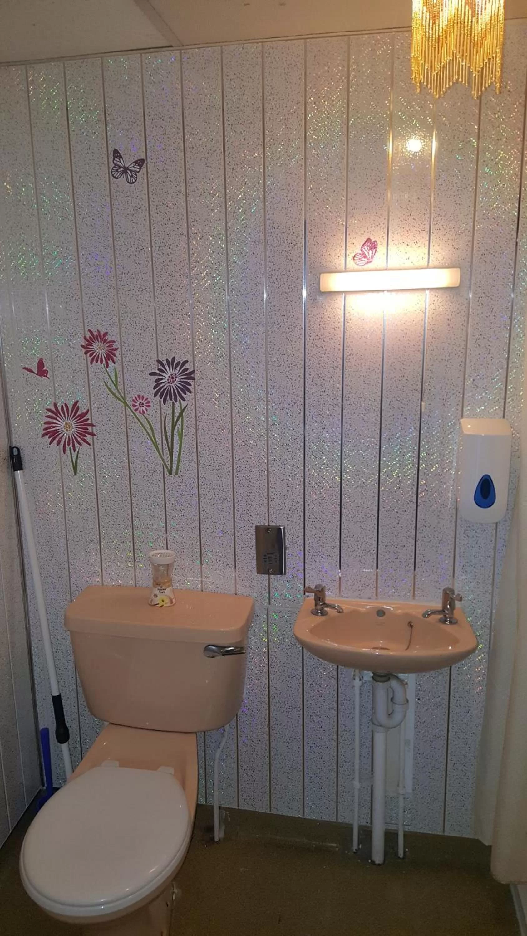 Toilet in BUKHARI Hotel