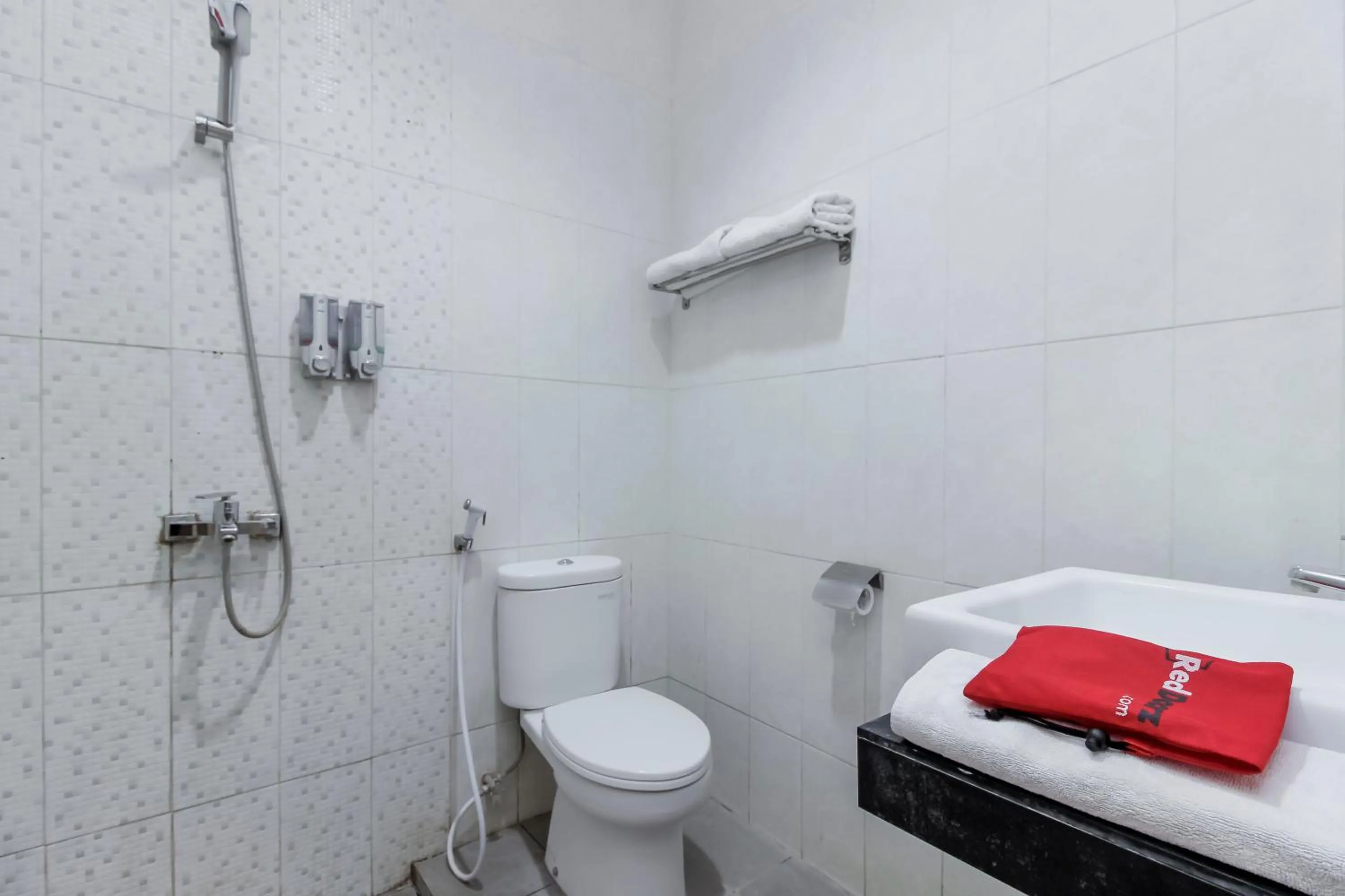 Bathroom in RedDoorz near Goa Sunyaragi