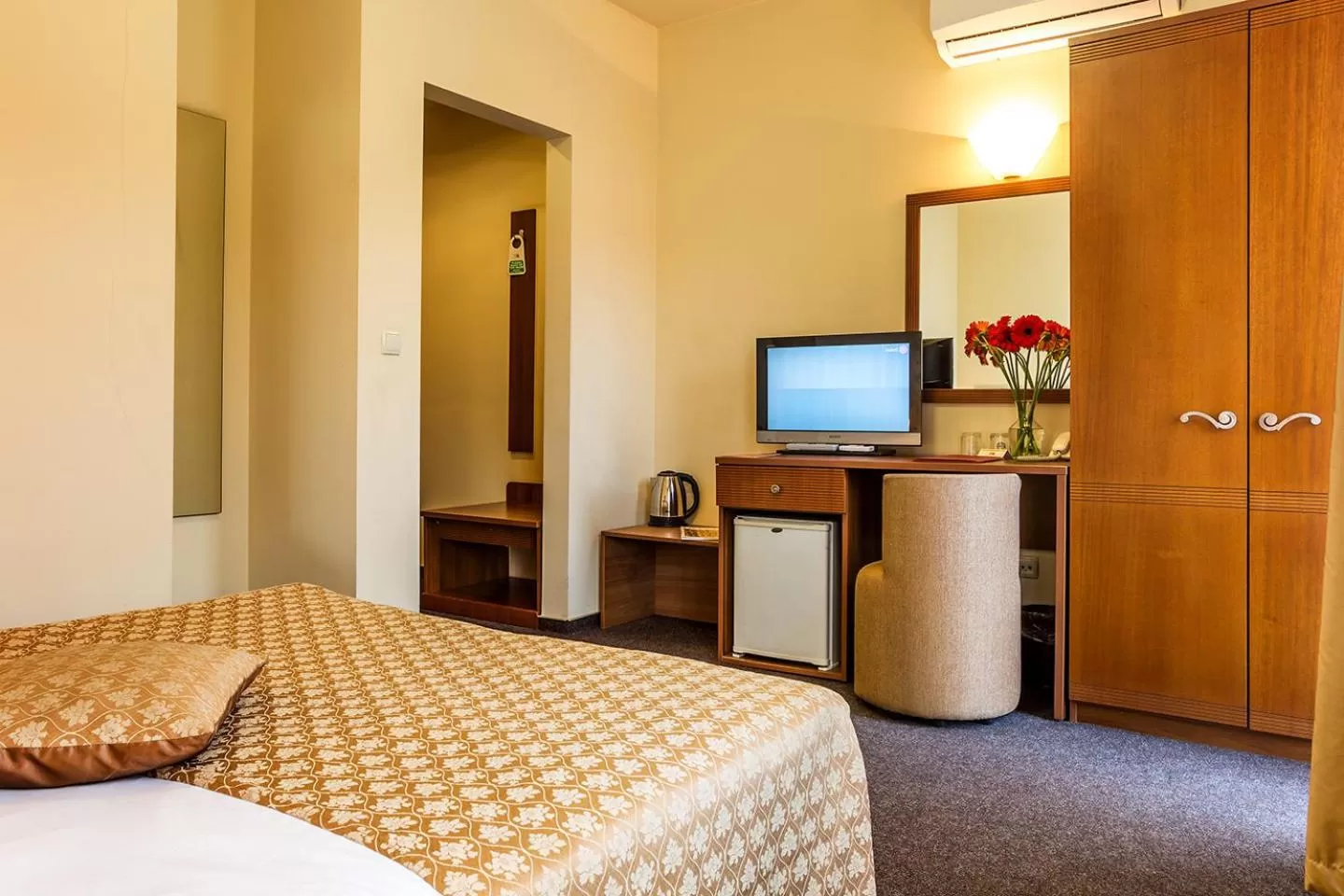 Bed in Sofia Place Hotel by HMG