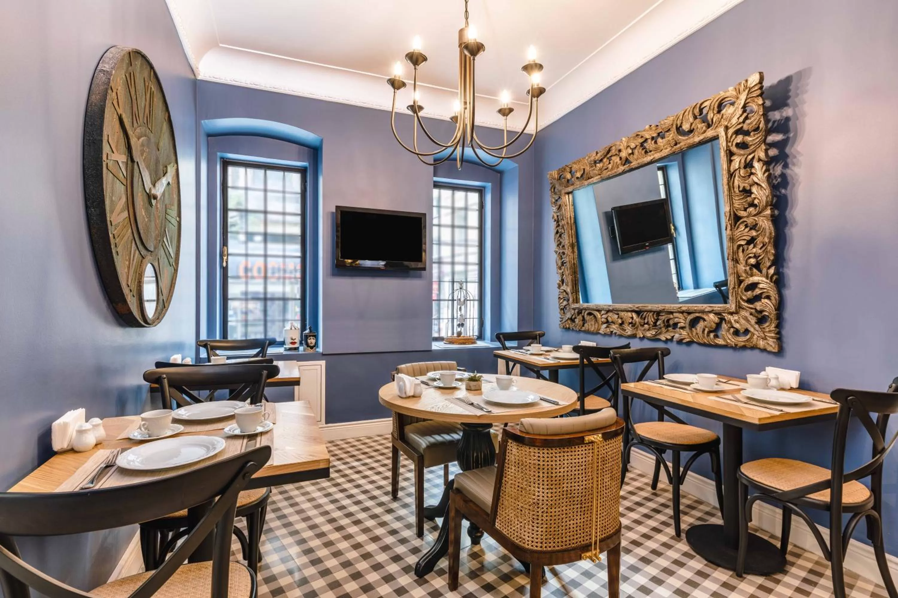 Restaurant/places to eat in Petros Hotel