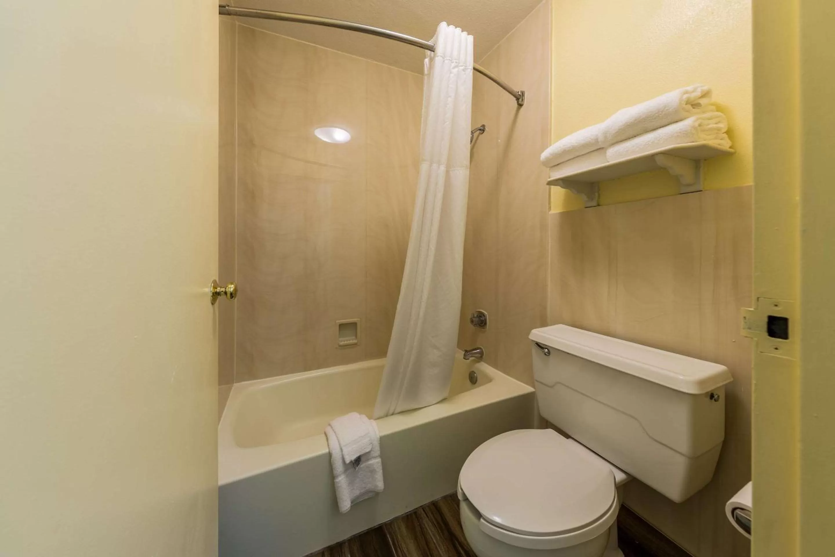 Photo of the whole room in Quality Inn Clemson near University