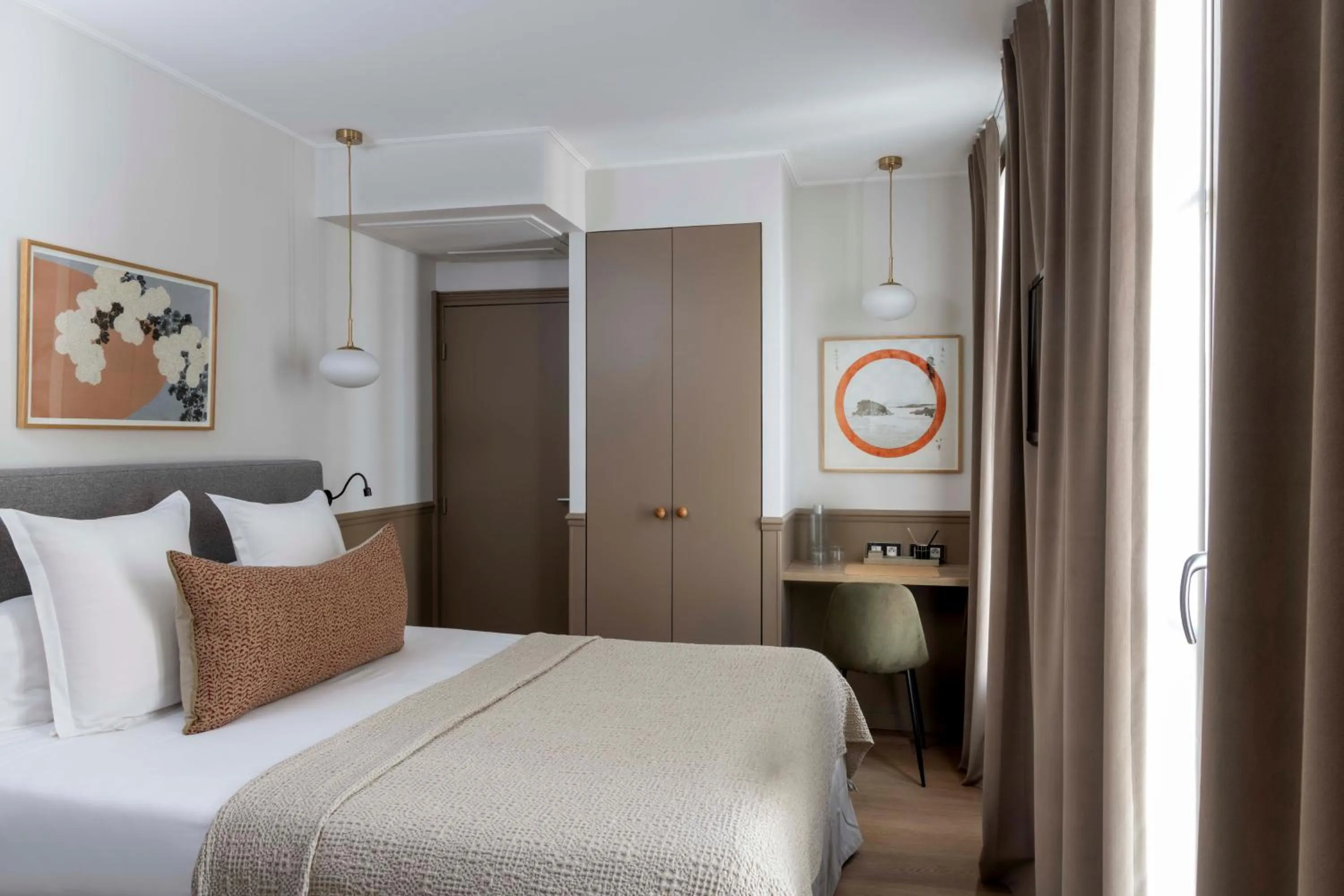 Property building, Bed in Le Petit Beaumarchais Hotel & Spa