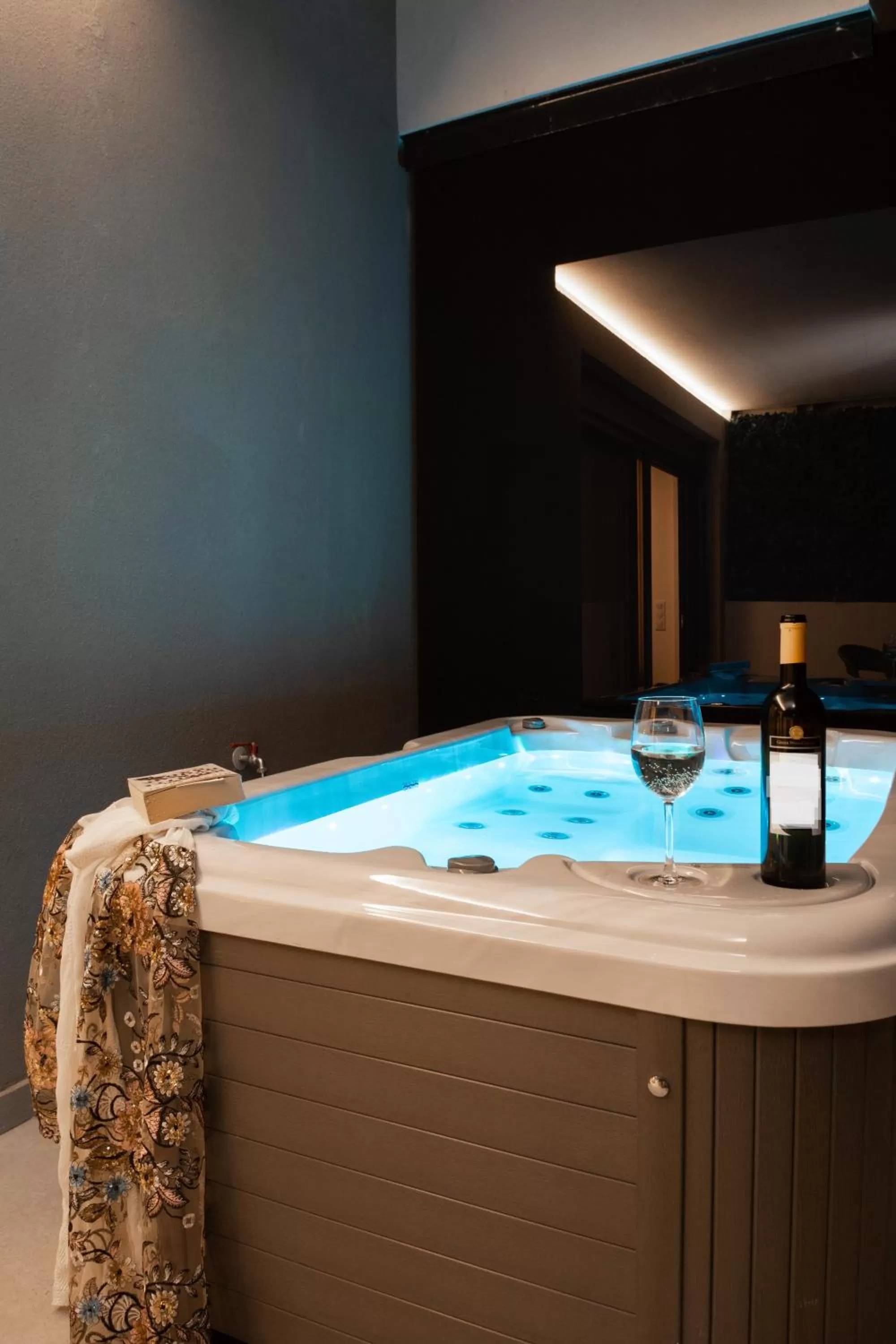 Hot Tub in Incanto Boutique Suites - Neos Kosmos
