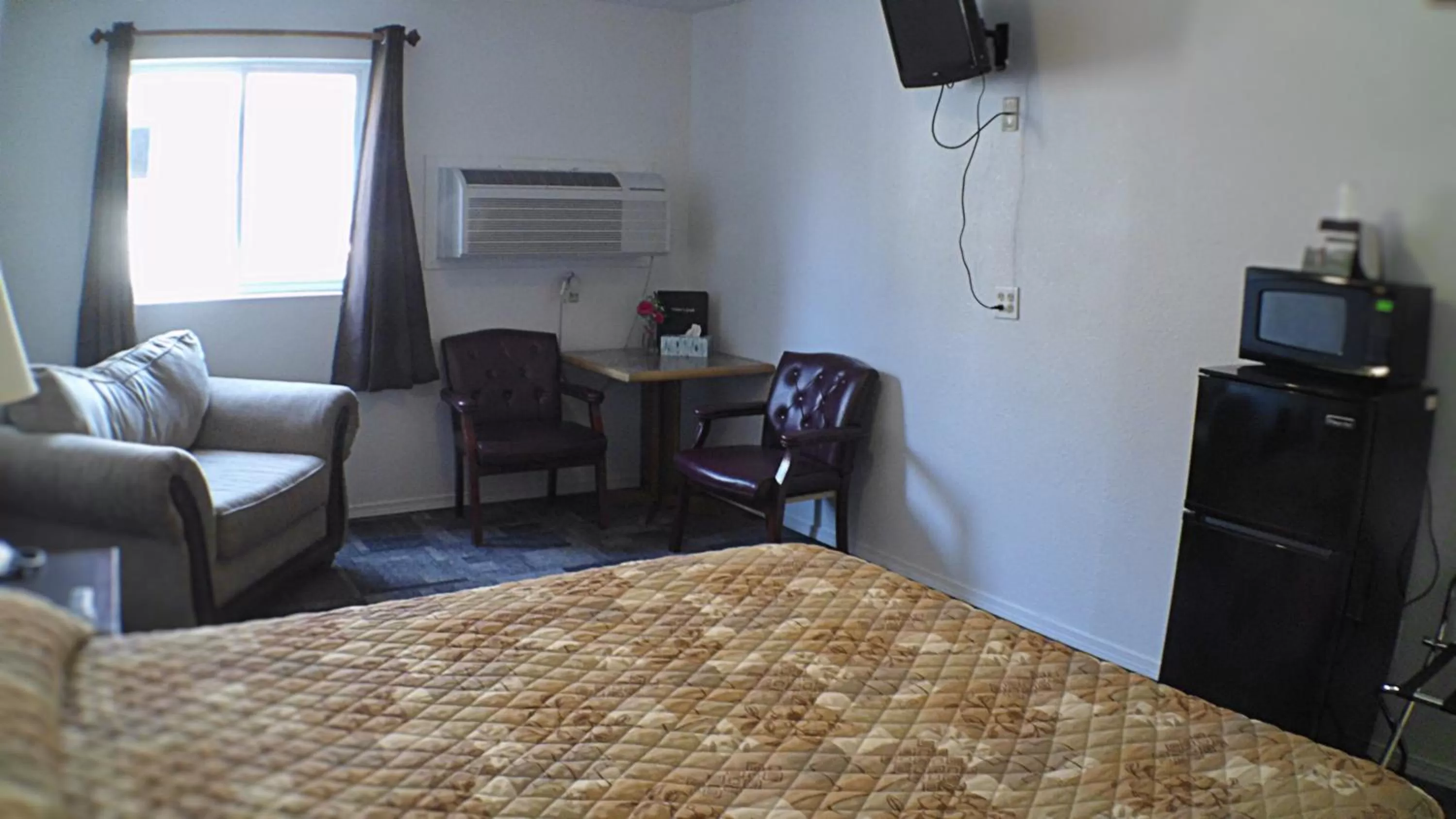 Seating area in Americas Best Value Inn