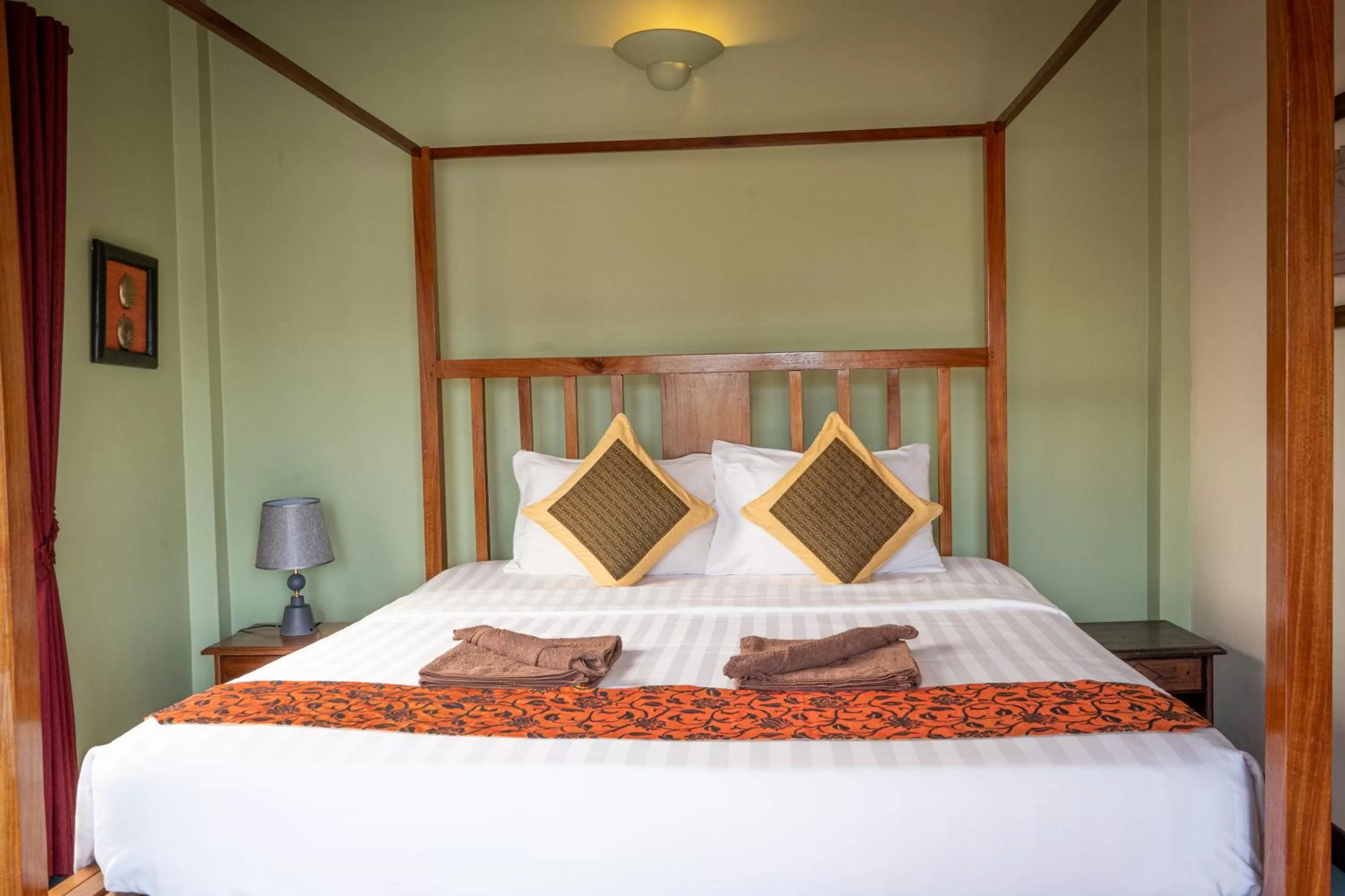 Bed in DEN HOTEL TOTONOU SIEM REAP