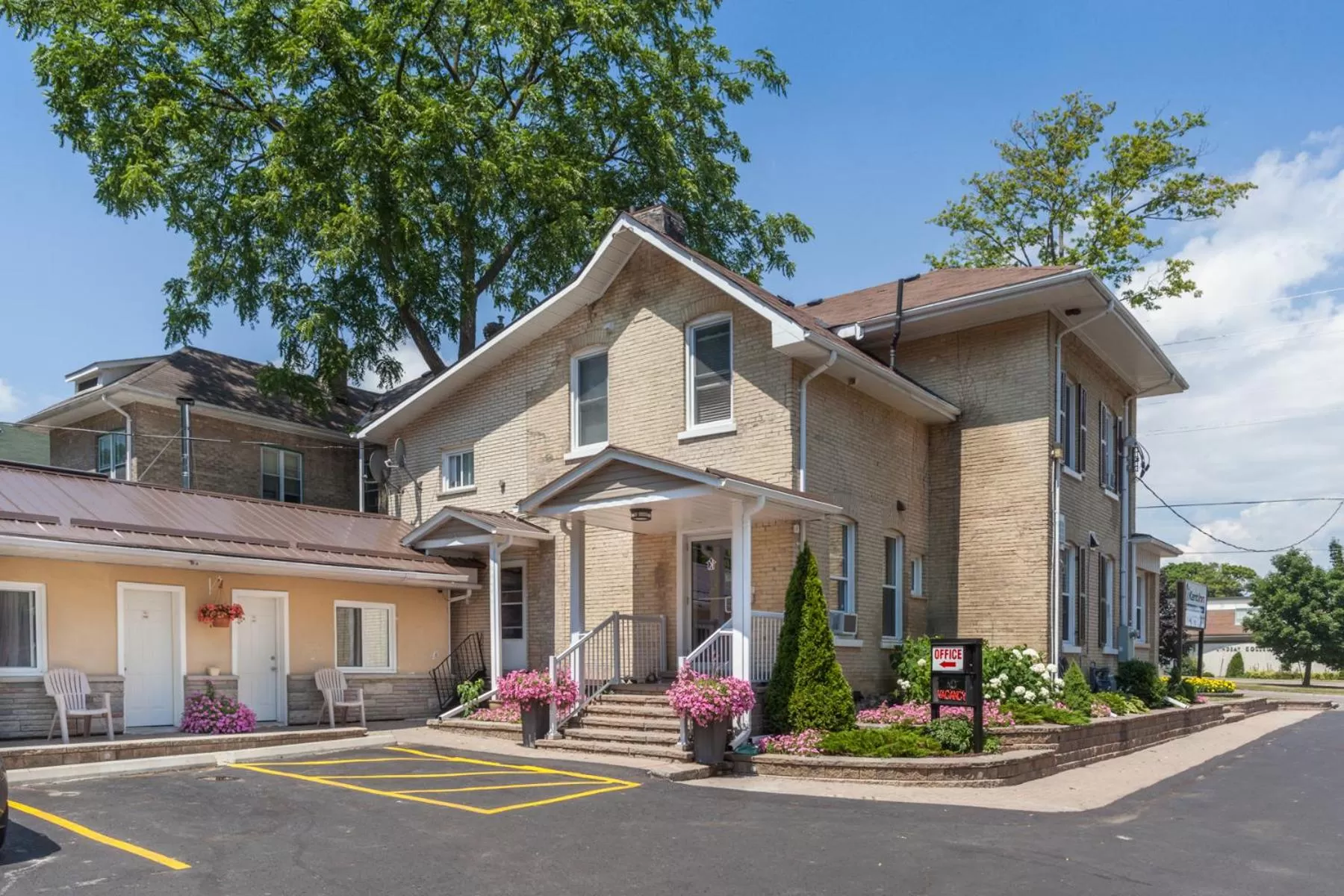 Facade/entrance in Kent Inn