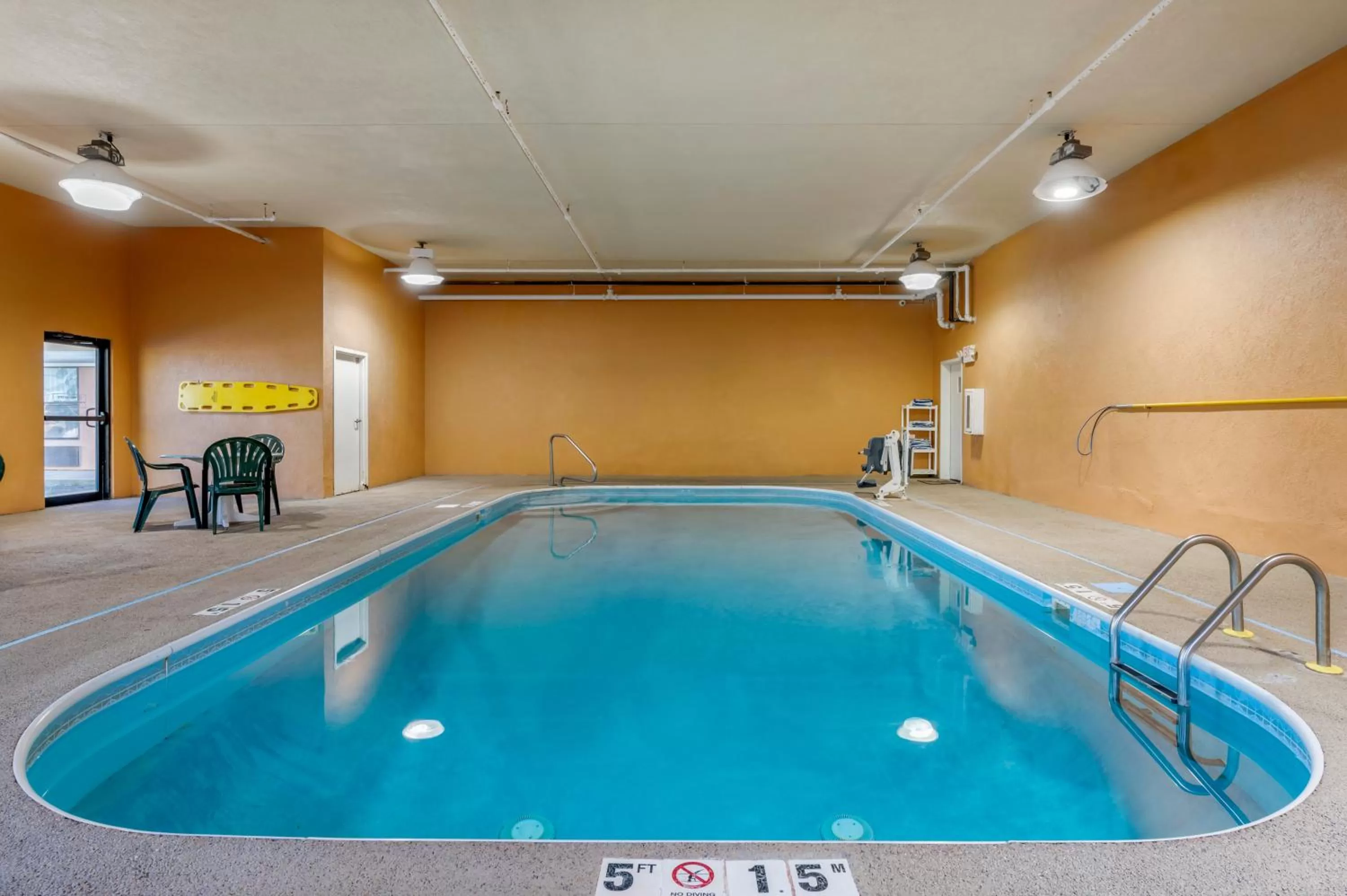 Swimming pool in Comfort Inn & Suites Cincinnati Eastgate