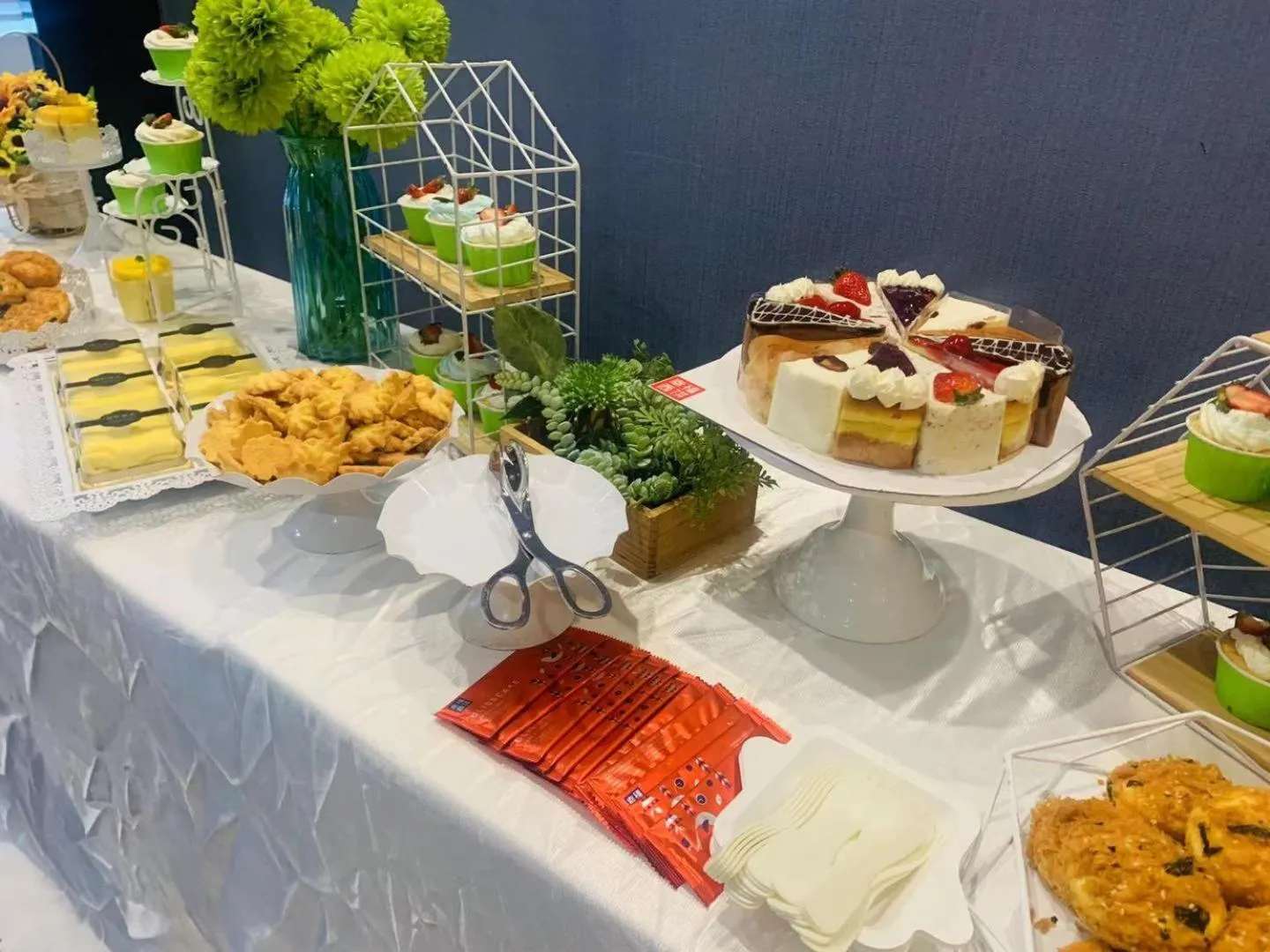 Buffet breakfast in Holiday Inn Express - Wuhan Optical Valley by IHG