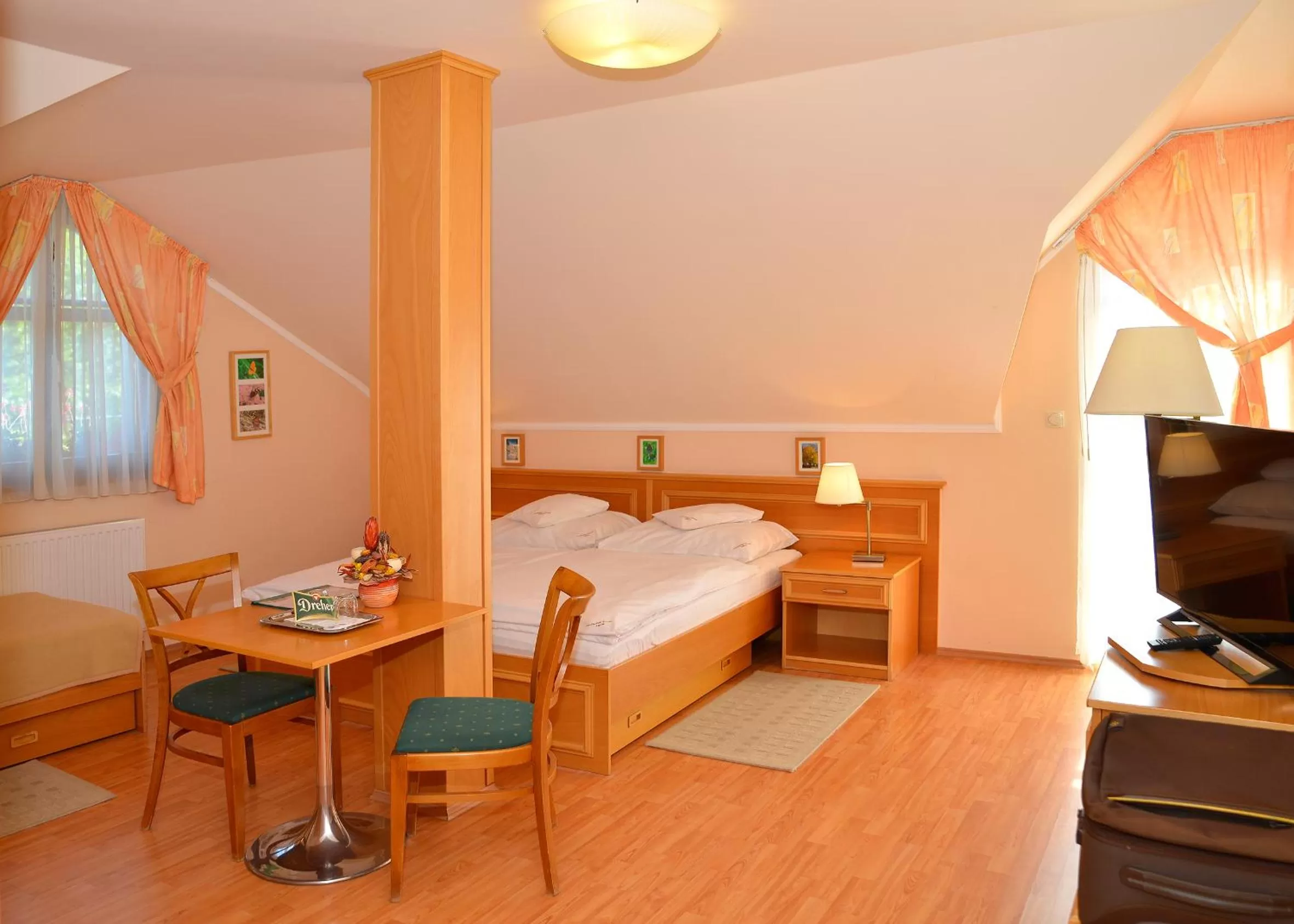 Photo of the whole room, Bed in Vadászkürt Panzió