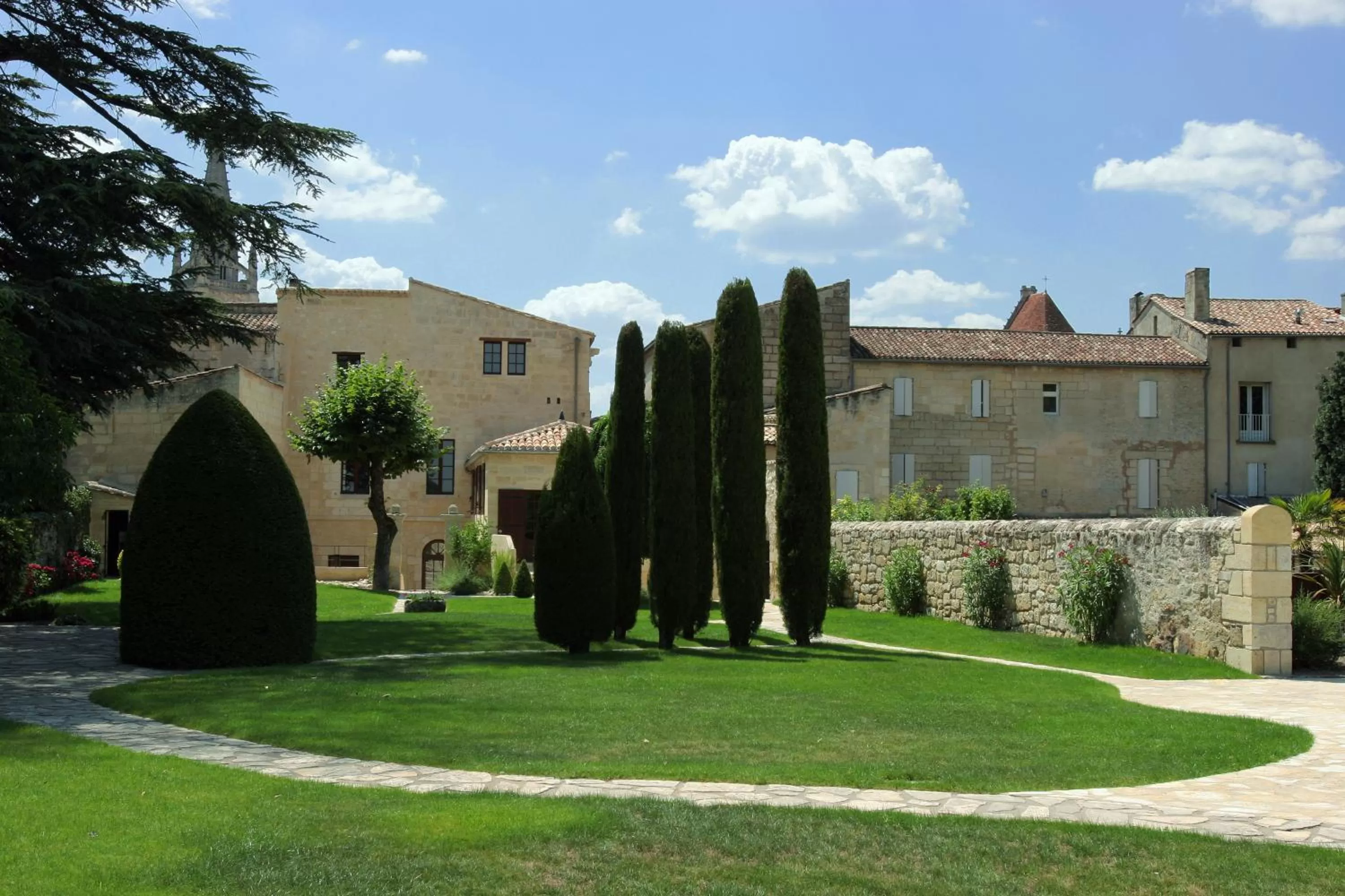Garden, Property Building in Hôtel Au Logis des Remparts