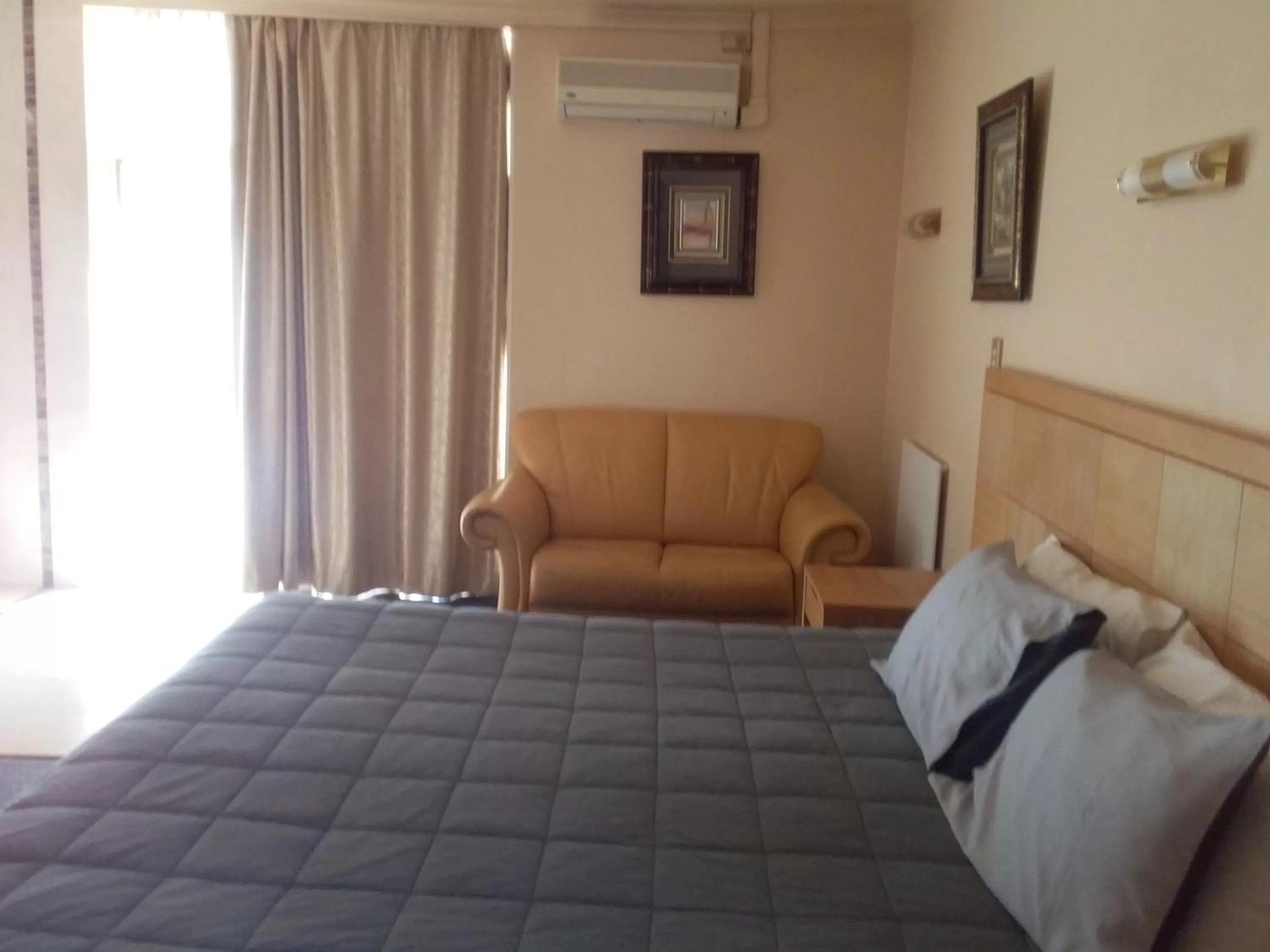 Property building, Bed in Desert Sand Motor Inn