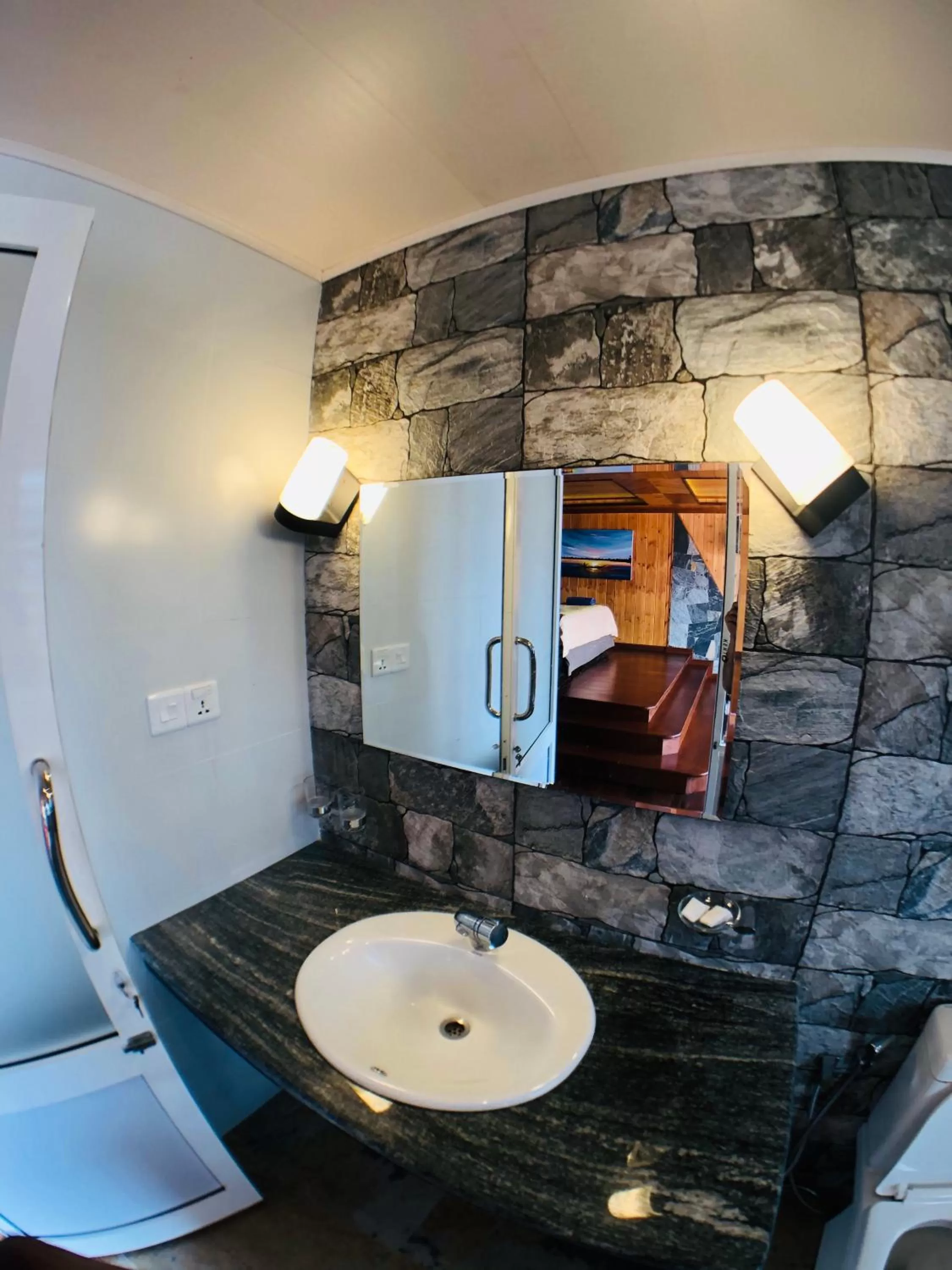 Bathroom in Pigeons Nest