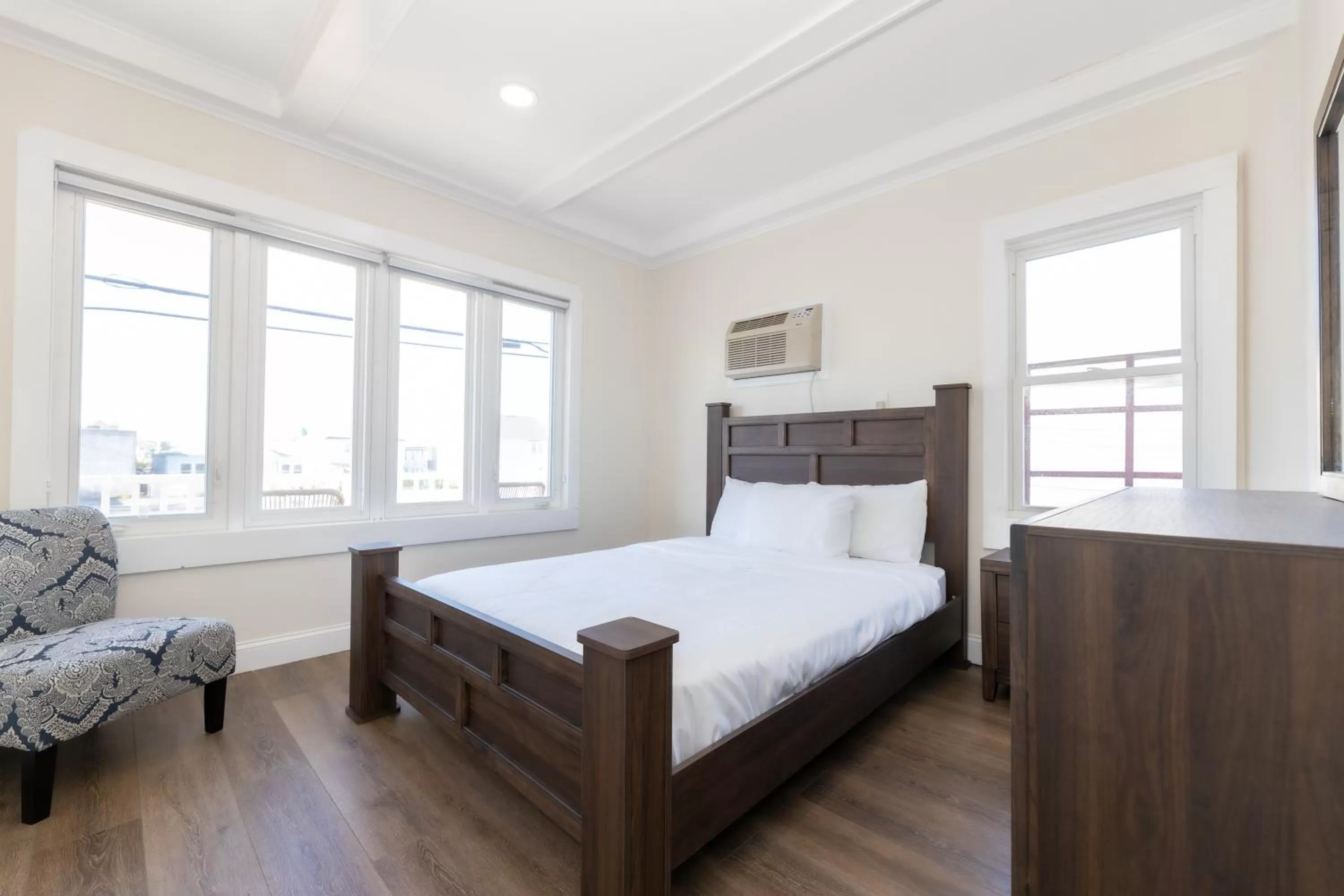 Bedroom, Bed in Seaside Sands Inn