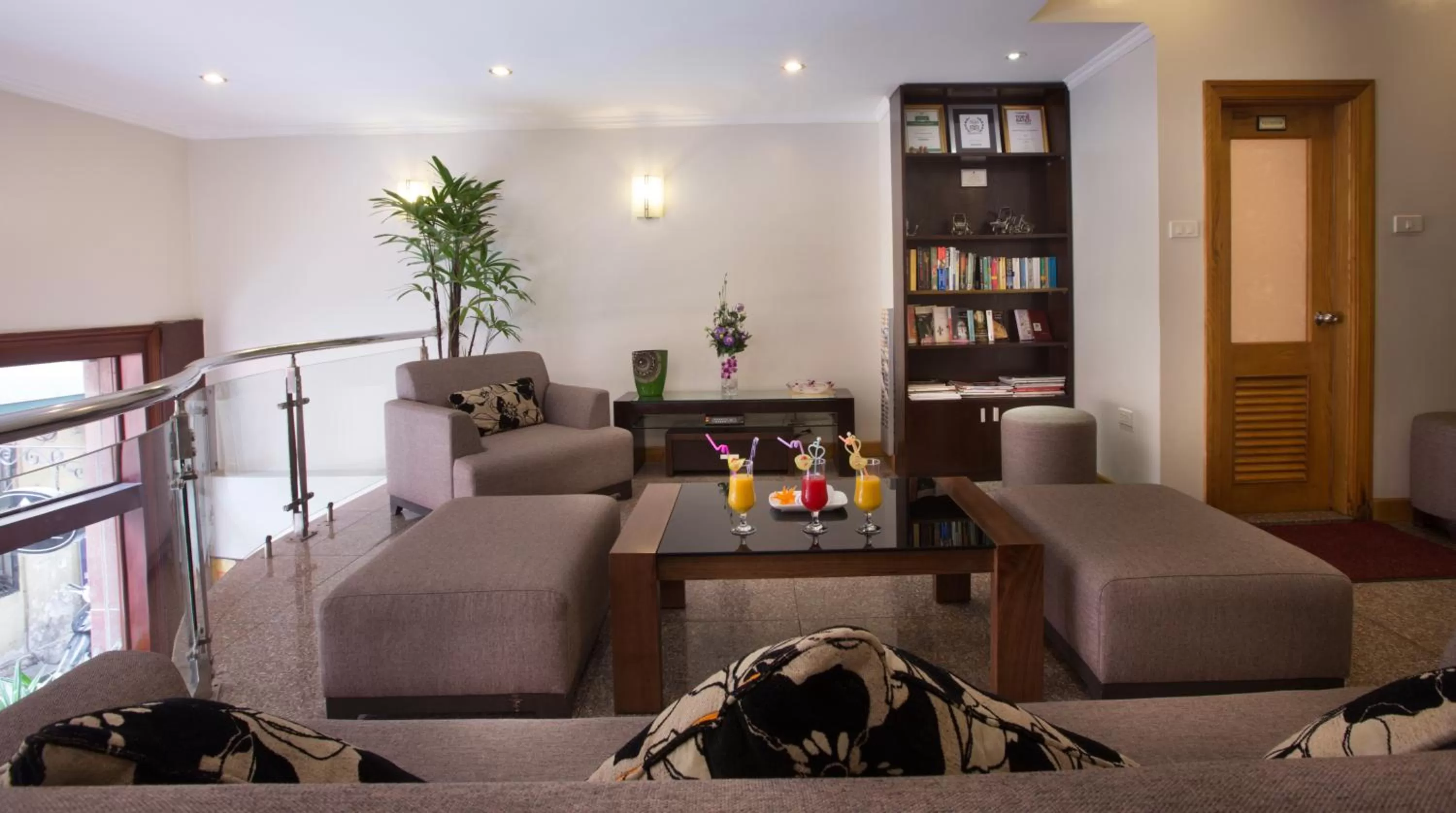 Communal lounge/ TV room in Eliana Ruby Hotel & Travel