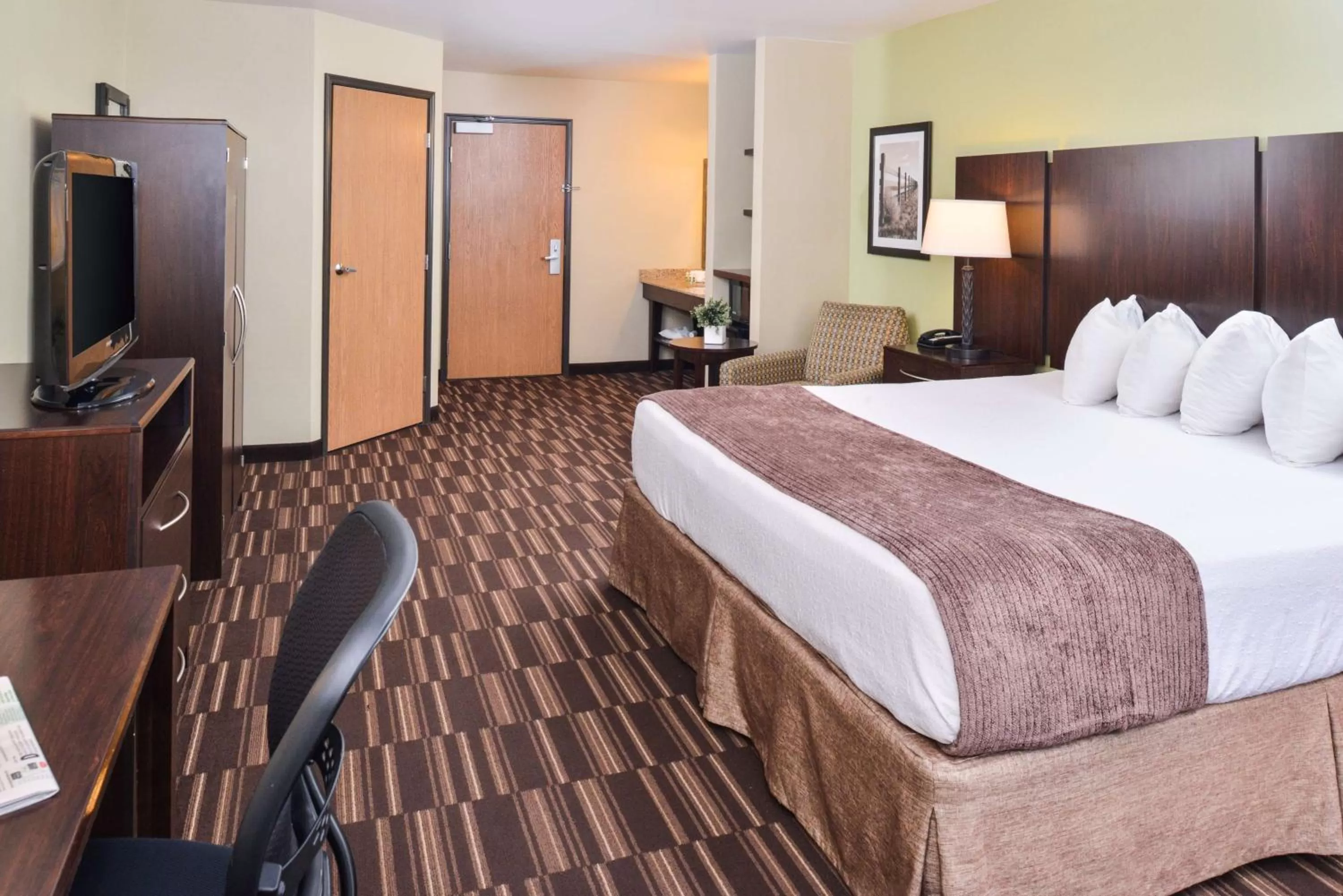 Photo of the whole room, Bed in Best Western Sundowner