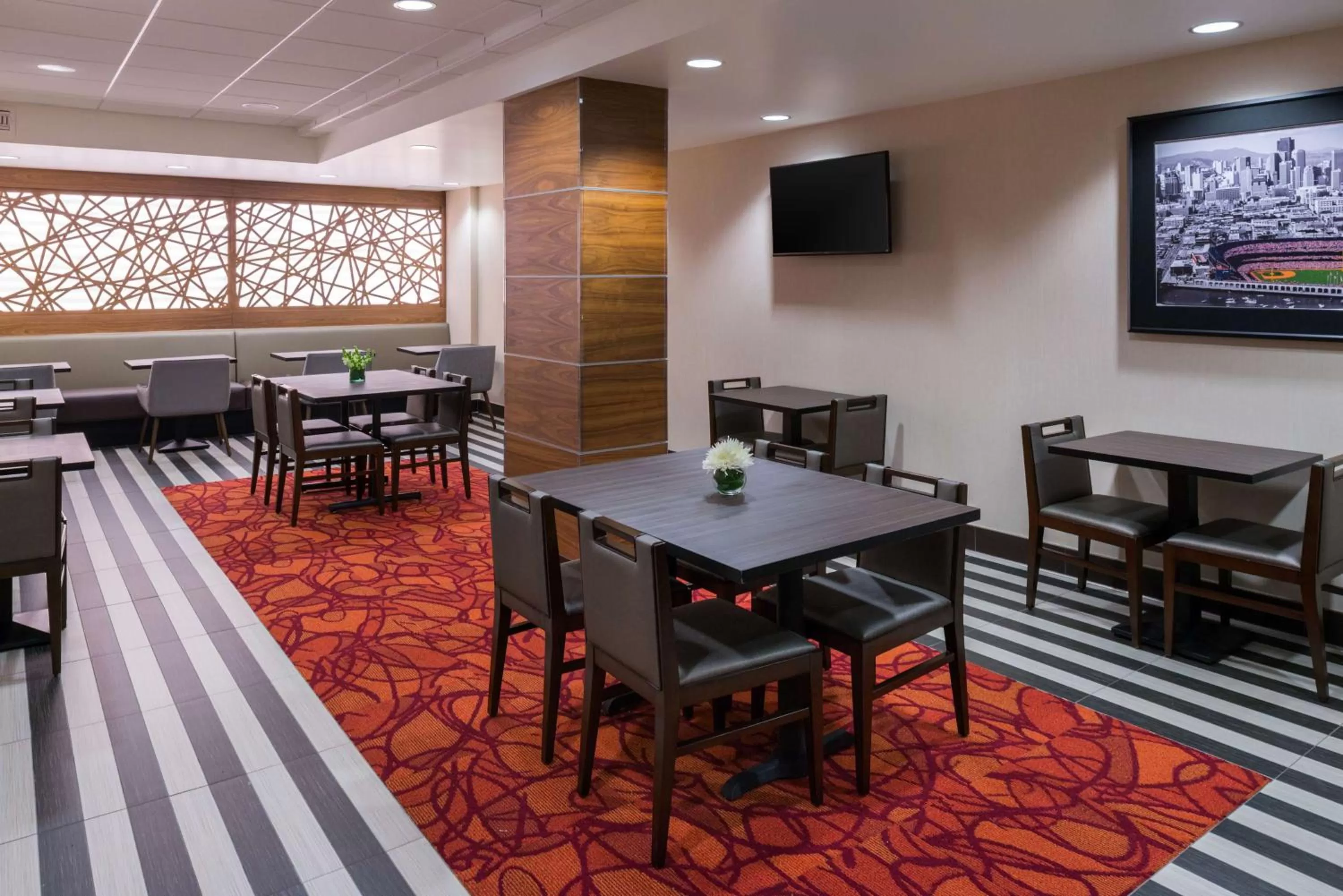 Dining area in Hampton Inn San Francisco Downtown/Convention Center