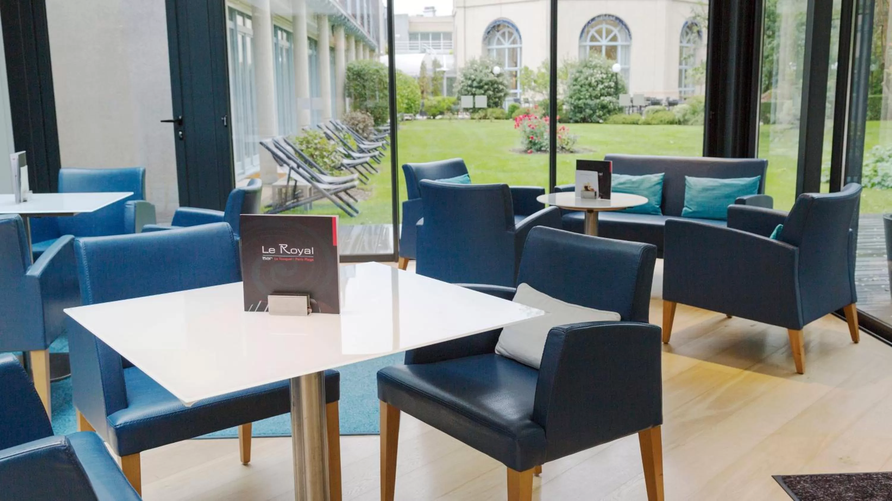 Lounge or bar in Holiday Inn Resort le Touquet by IHG