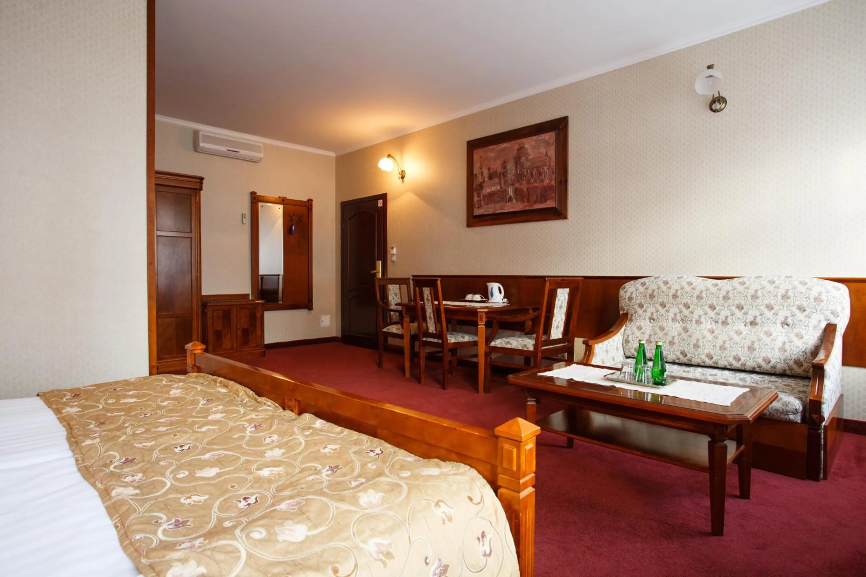 Photo of the whole room, Bed in Gotyk