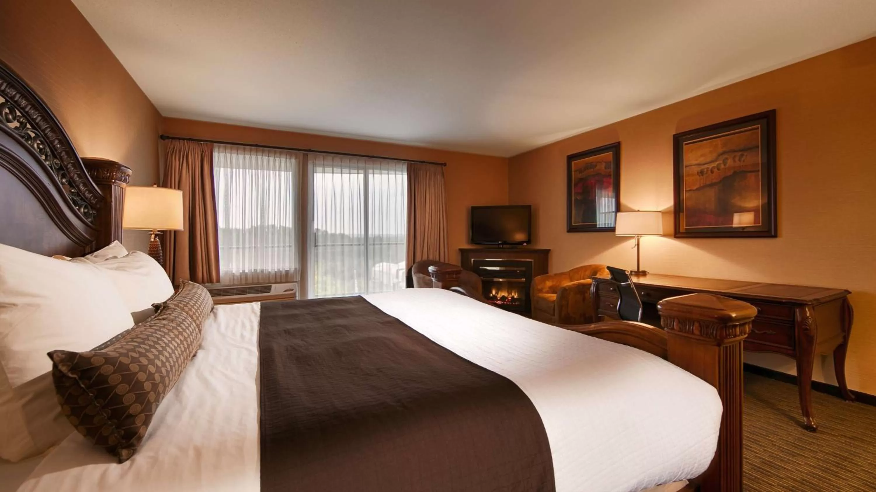 Photo of the whole room, Bed in Best Western PLUS Mission City Lodge