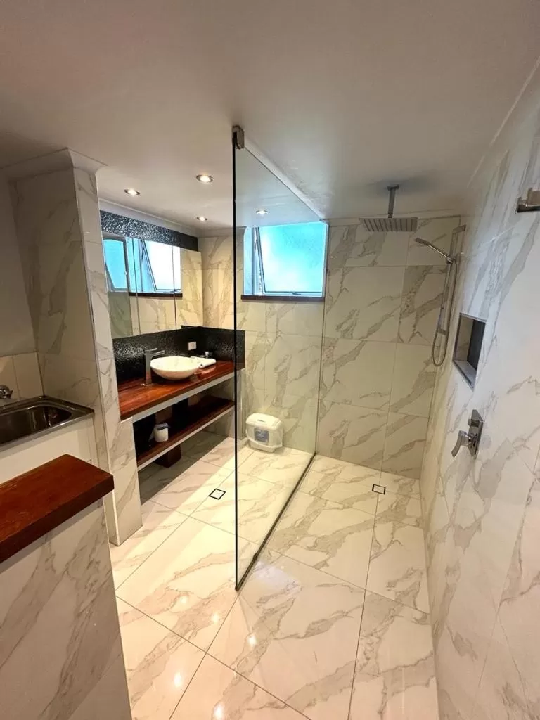 Shower in Goldsborough Place Apartments