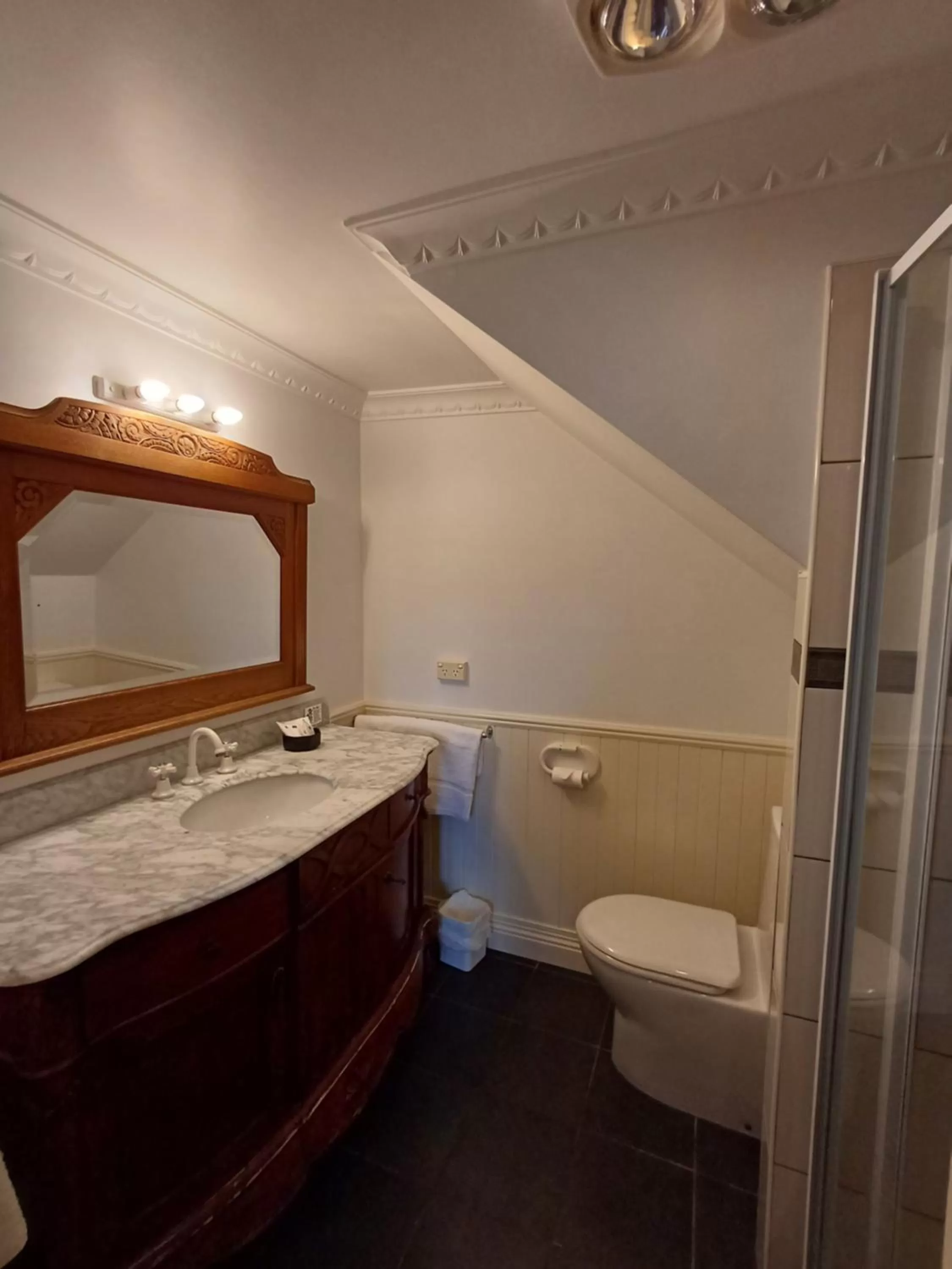 Bathroom in Art Hotel on York