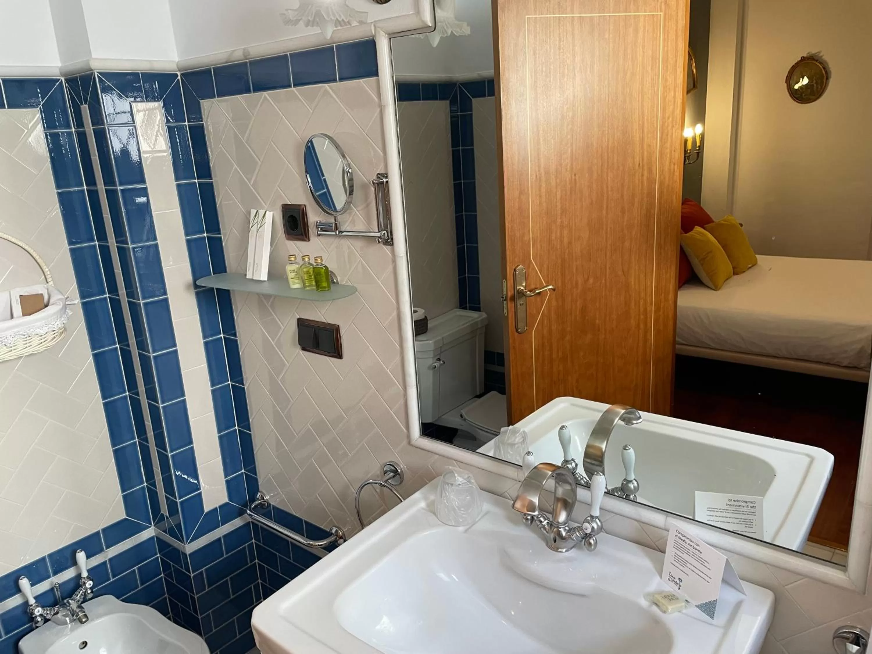 Hot Tub, Bed in La Llave de la Judería Hotel Boutique