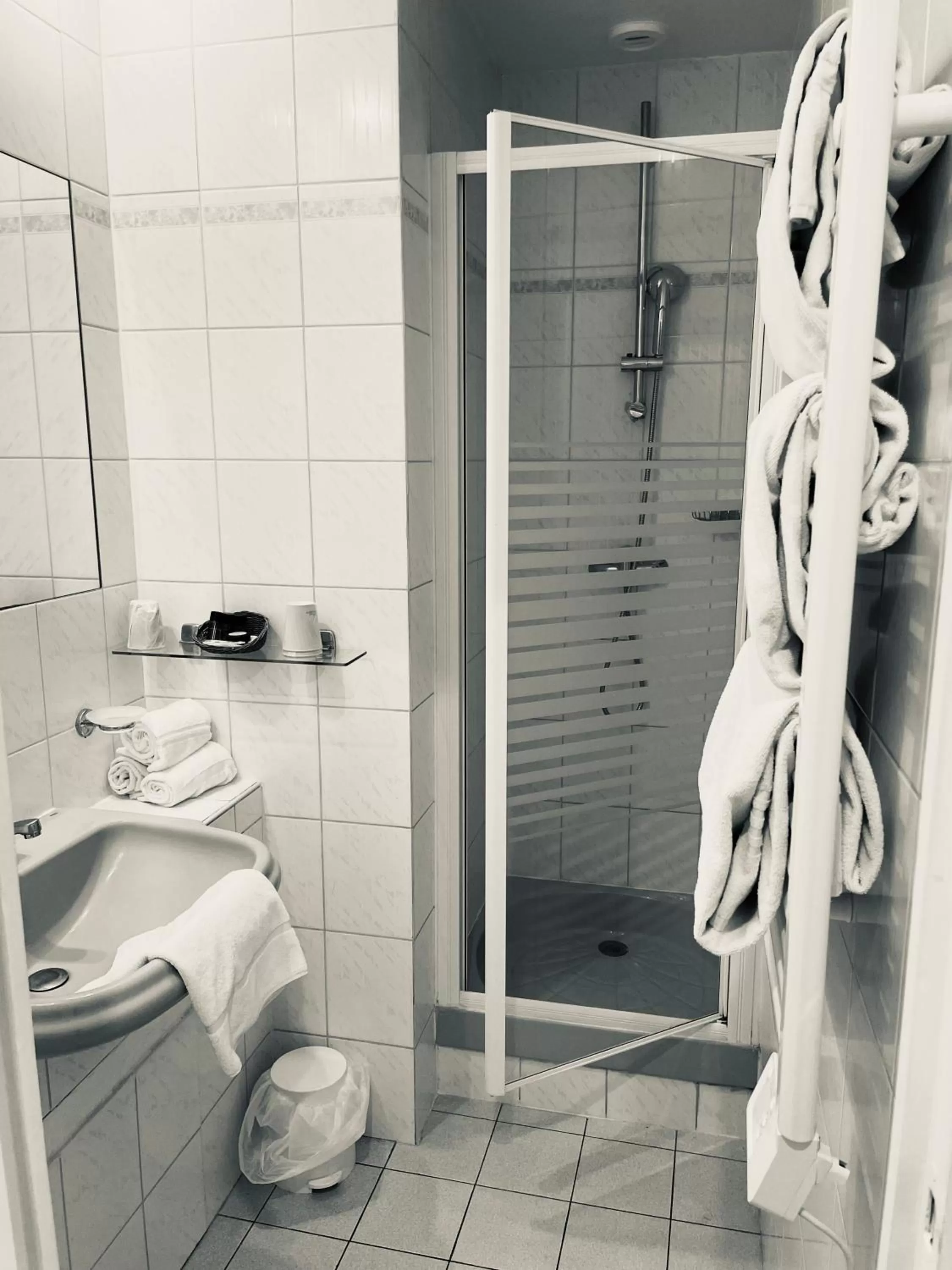 Bathroom in Hôtel Porte Mars - Reims Gare Centre Arena