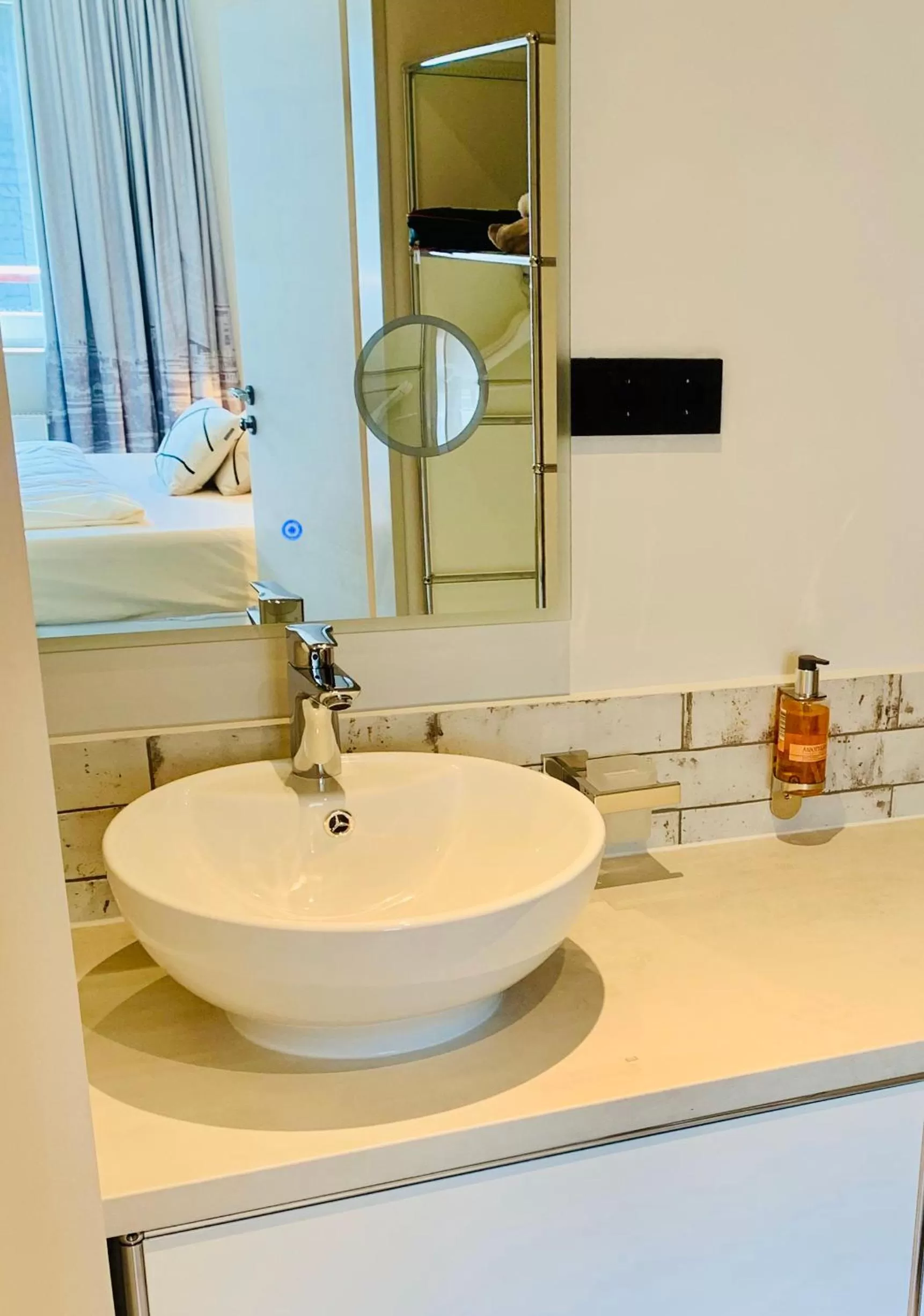 Bathroom in BESOTEL Mettmann