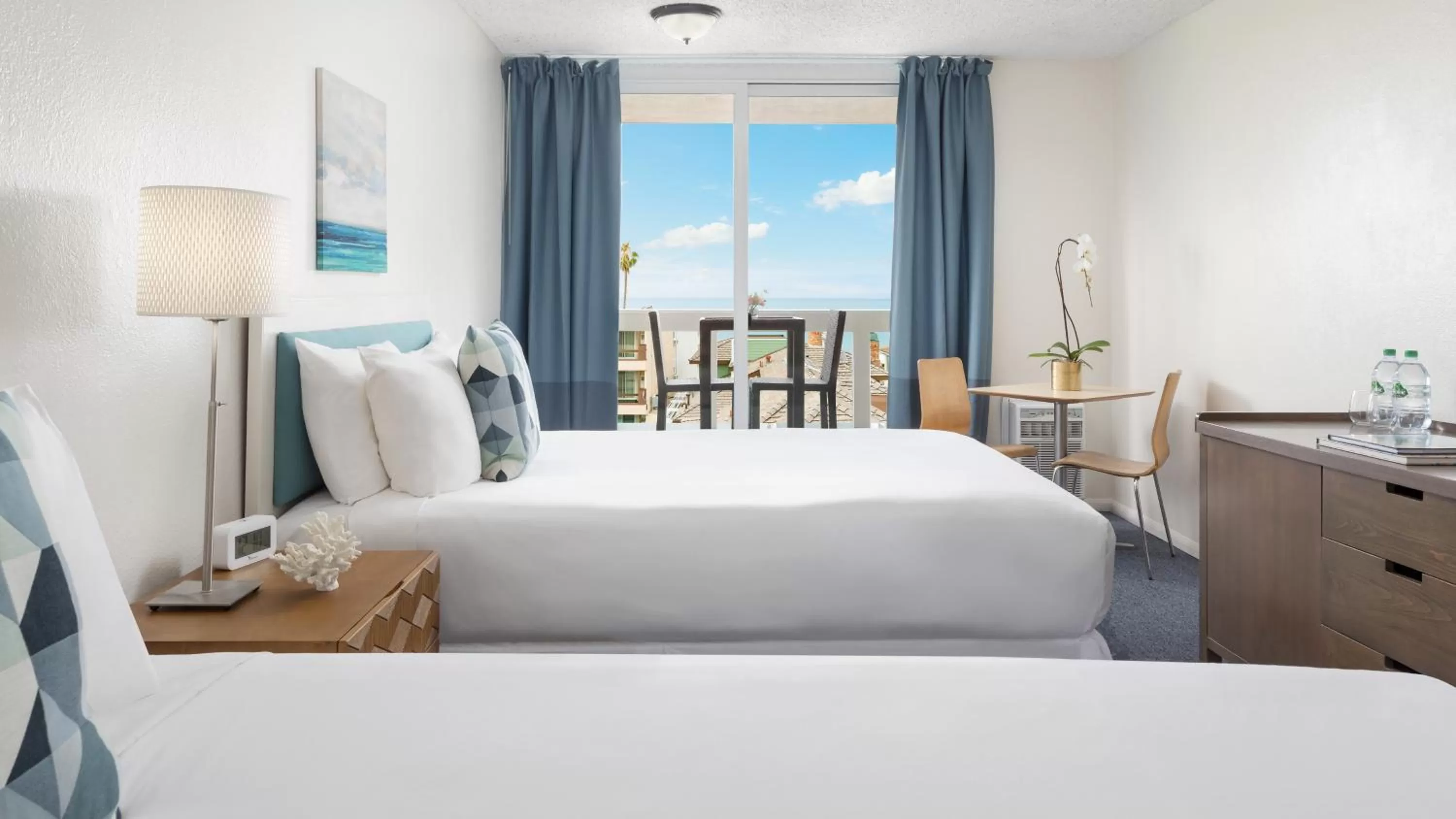 Bed in Pacific Edge Hotel on Laguna Beach