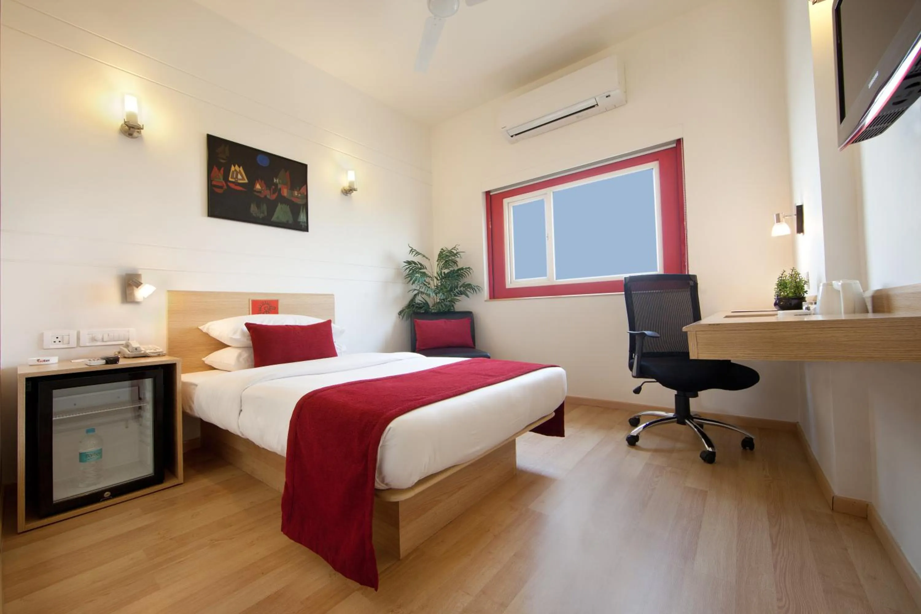 Photo of the whole room, Bed in Red Fox by Lemon Tree Hotels, East Delhi